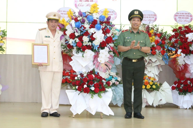 Đại tá Đinh Văn Nơi: Nỗ lực vun đắp thành tích của Công an Quảng Ninh - 1