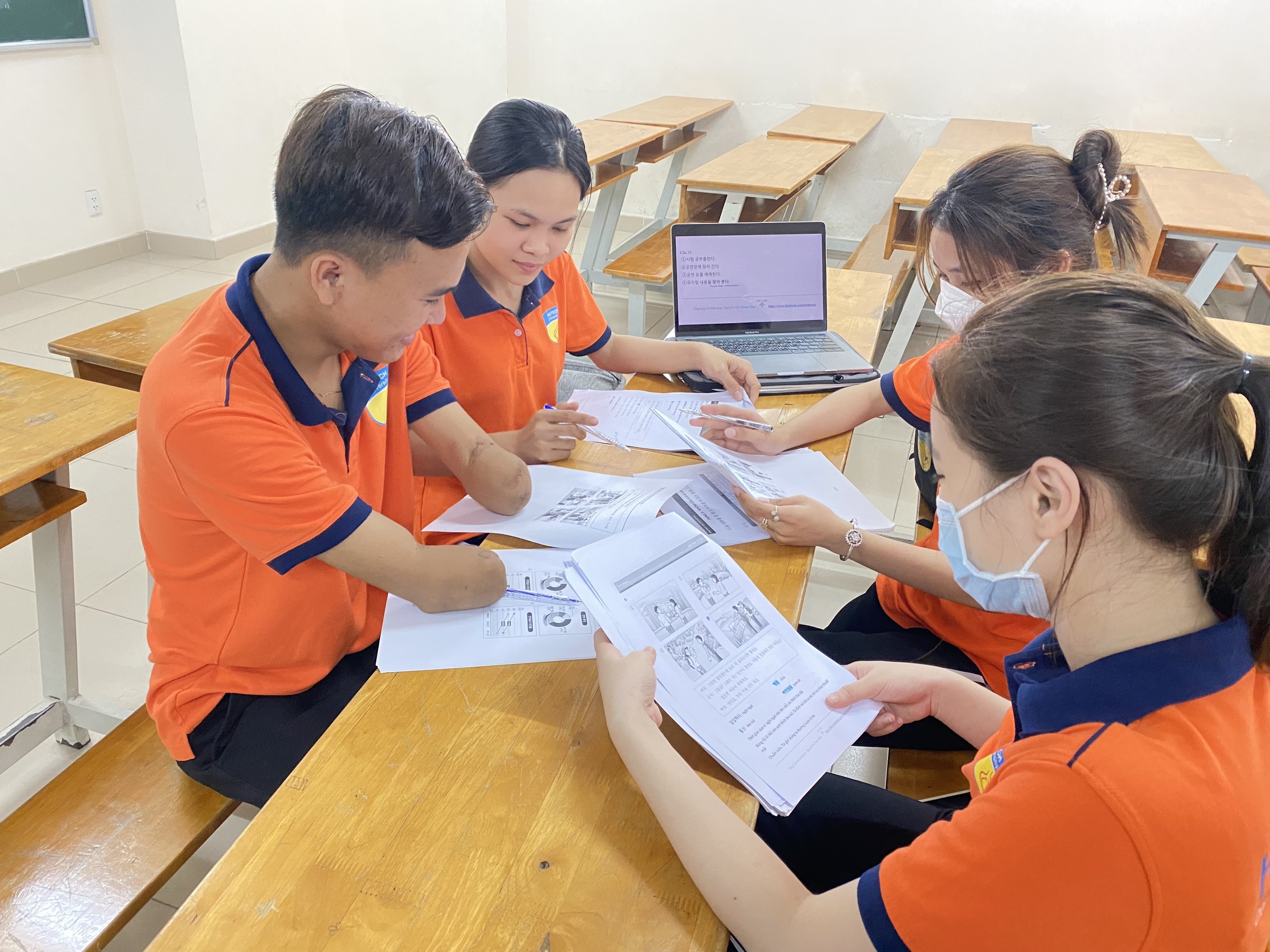 Chàng thợ hàn mất hai tay tìm ra đường sống sau lần tự xúc được cơm