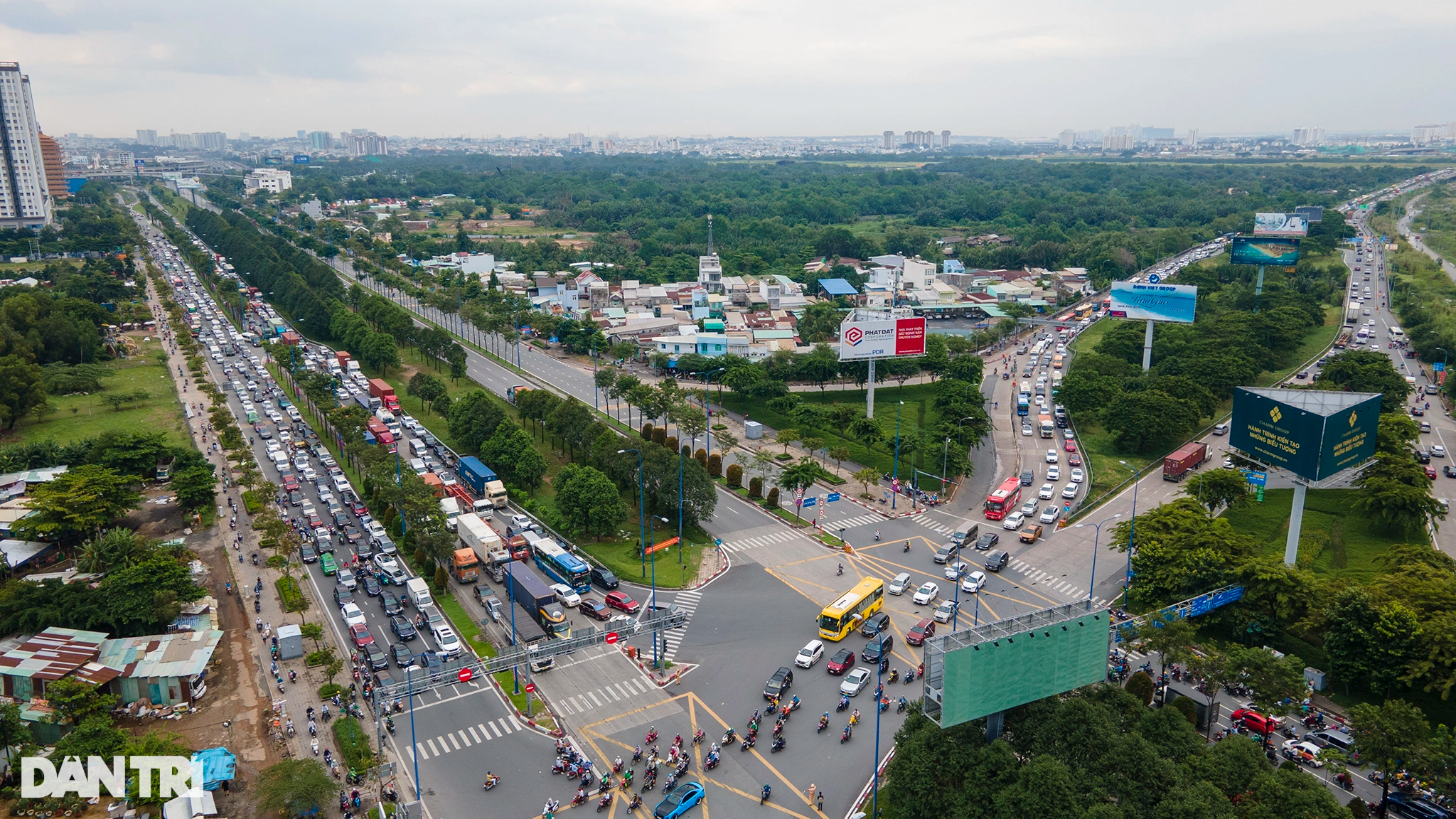 Giao thông TPHCM tê liệt, xe cộ nối dài tìm lối thoát trong vô vọng - 5