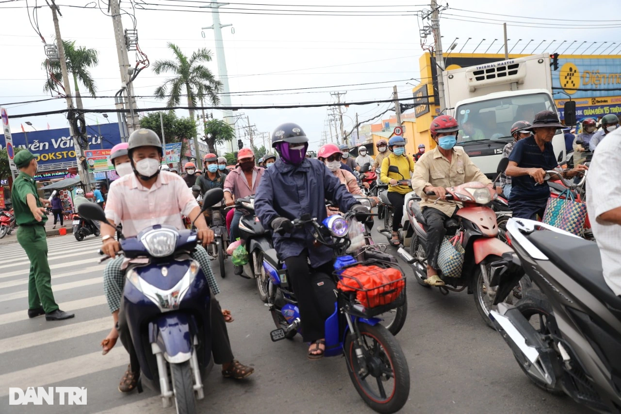 Ùn tắc bủa vây ở TPHCM, dòng xe nối dài tìm lối thoát - 19