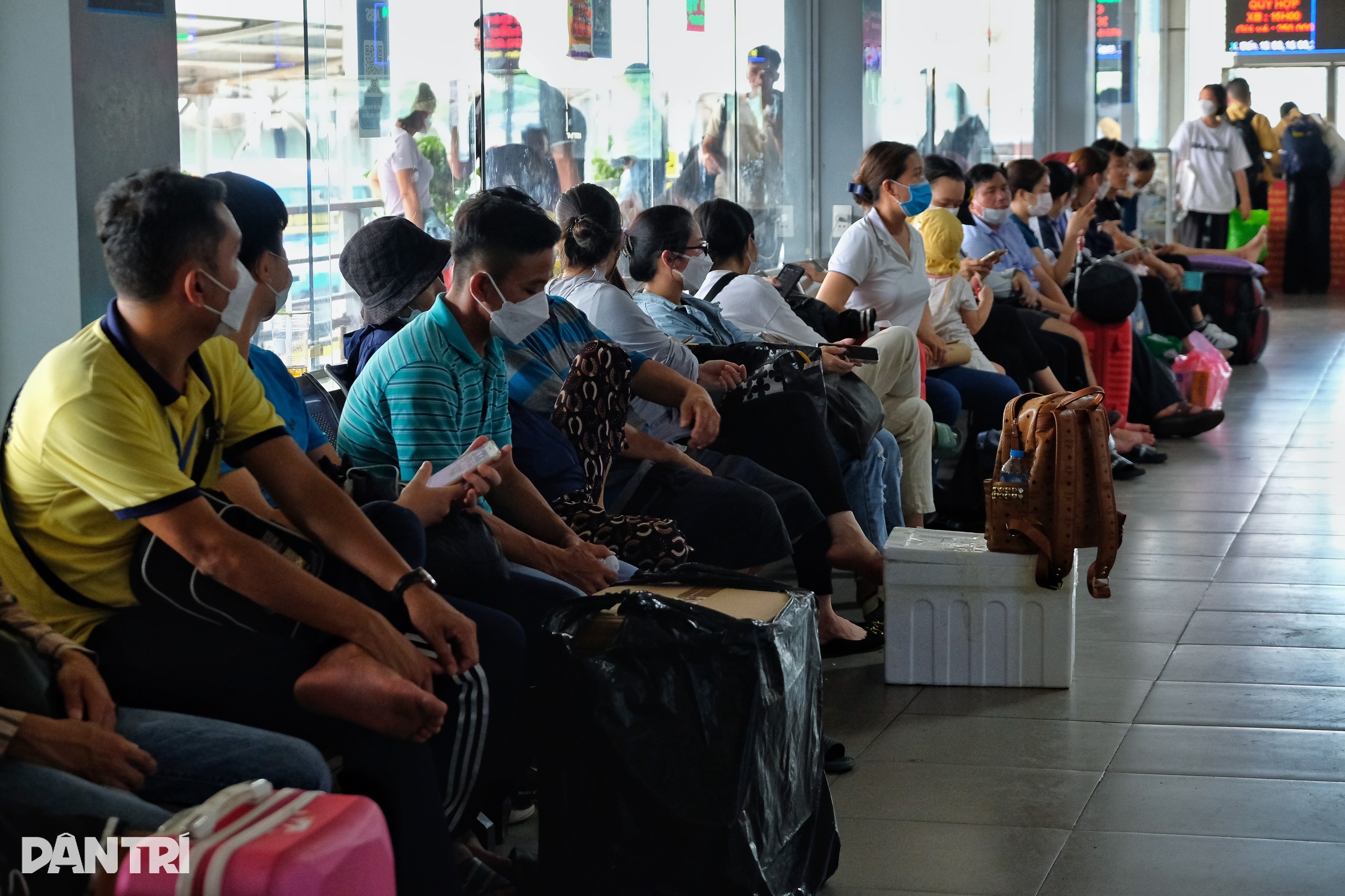 Người dân đổ về quê sớm, cửa ngõ Thủ đô ùn ứ từ trưa - 6 Người dân đổ về quê sớm, cửa ngõ Thủ đô ùn ứ từ trưa - 6