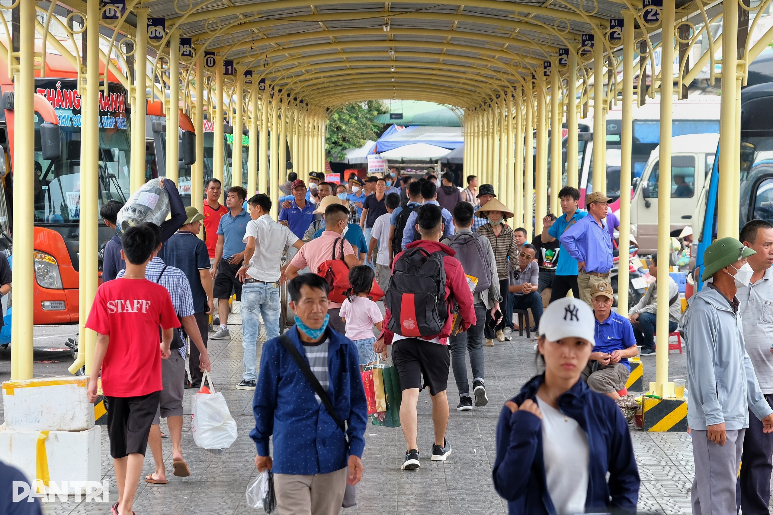 Người dân đổ về quê sớm, cửa ngõ Thủ đô ùn ứ từ trưa - 9 Người dân đổ về quê sớm, cửa ngõ Thủ đô ùn ứ từ trưa - 9