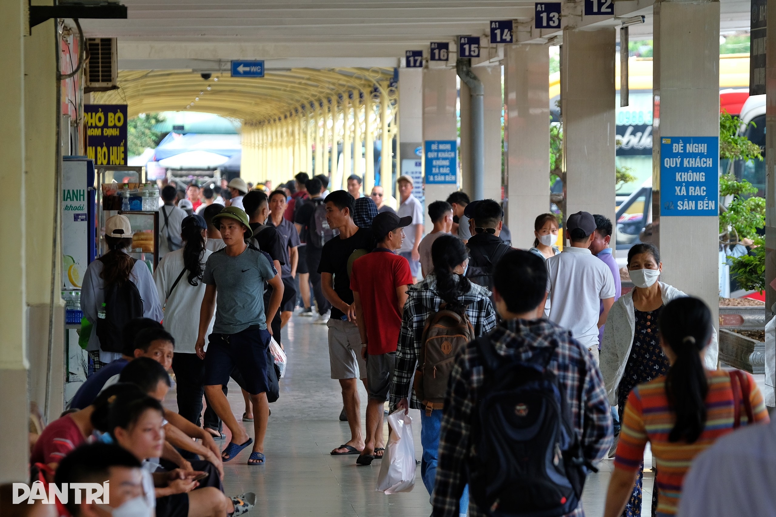 Người dân đổ về quê sớm, cửa ngõ Thủ đô ùn ứ từ trưa - 10 Người dân đổ về quê sớm, cửa ngõ Thủ đô ùn ứ từ trưa - 10