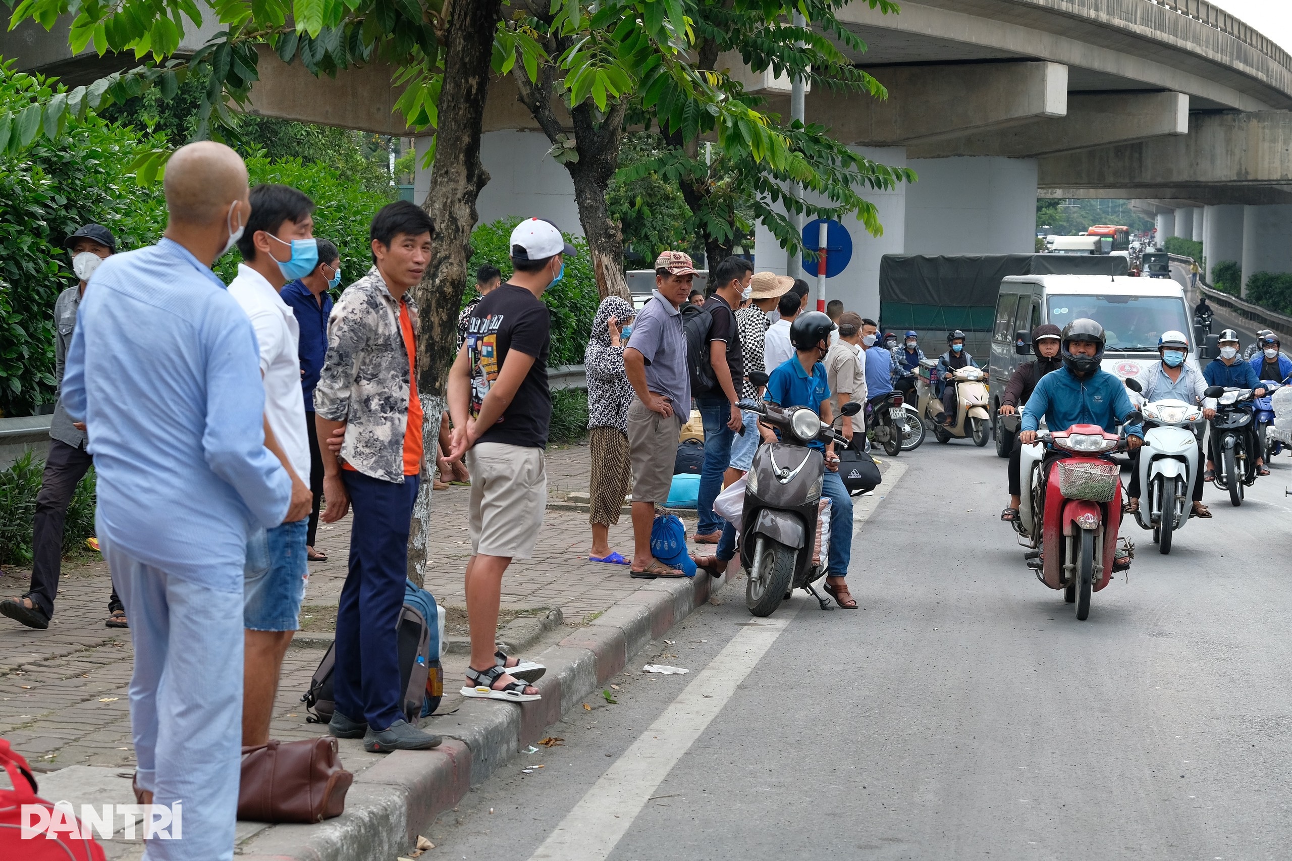 Người dân đổ về quê sớm, cửa ngõ Thủ đô ùn ứ từ trưa - 5