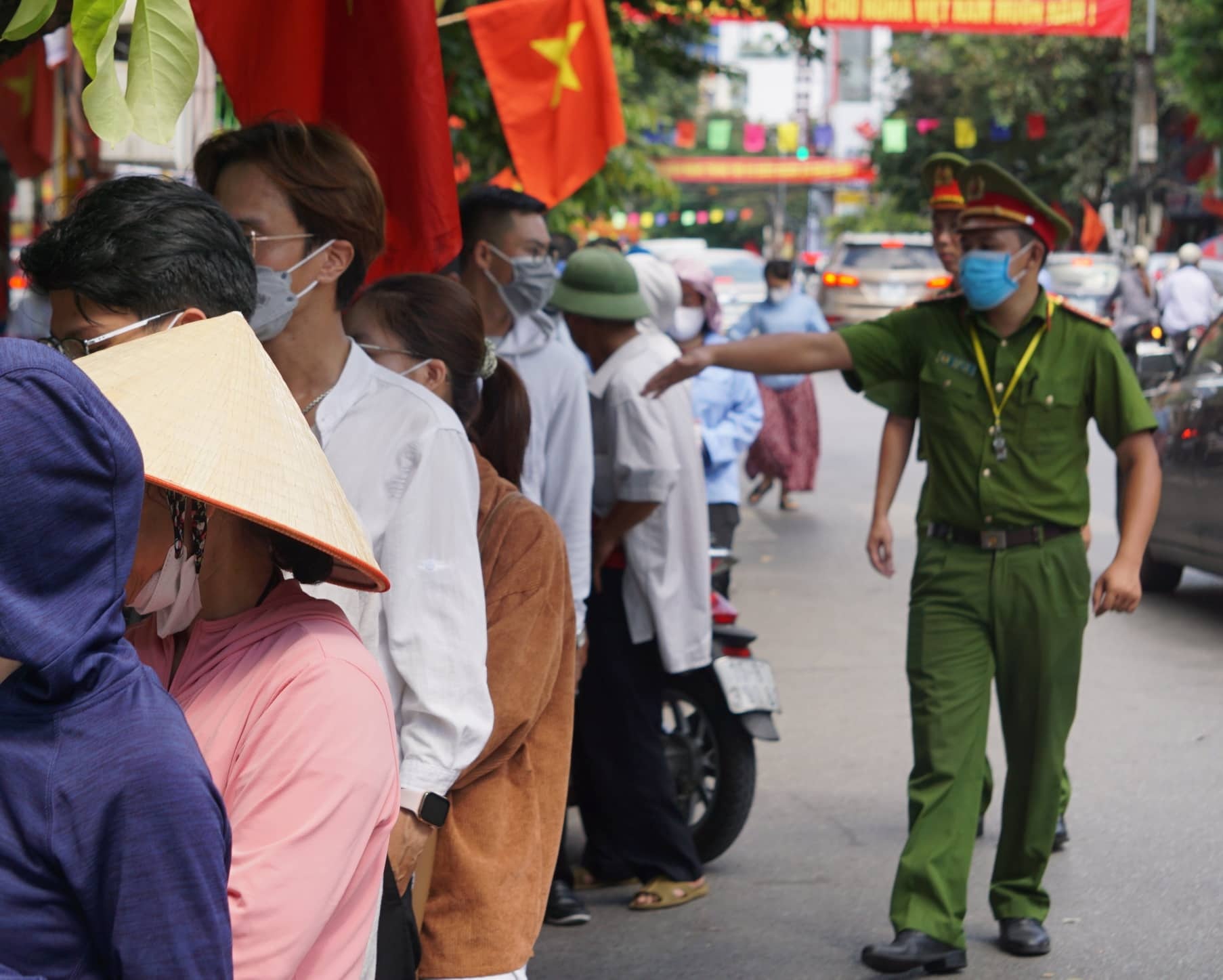 Xếp hàng từ 4h sáng mua bánh trung thu ở Hải Phòng - 6