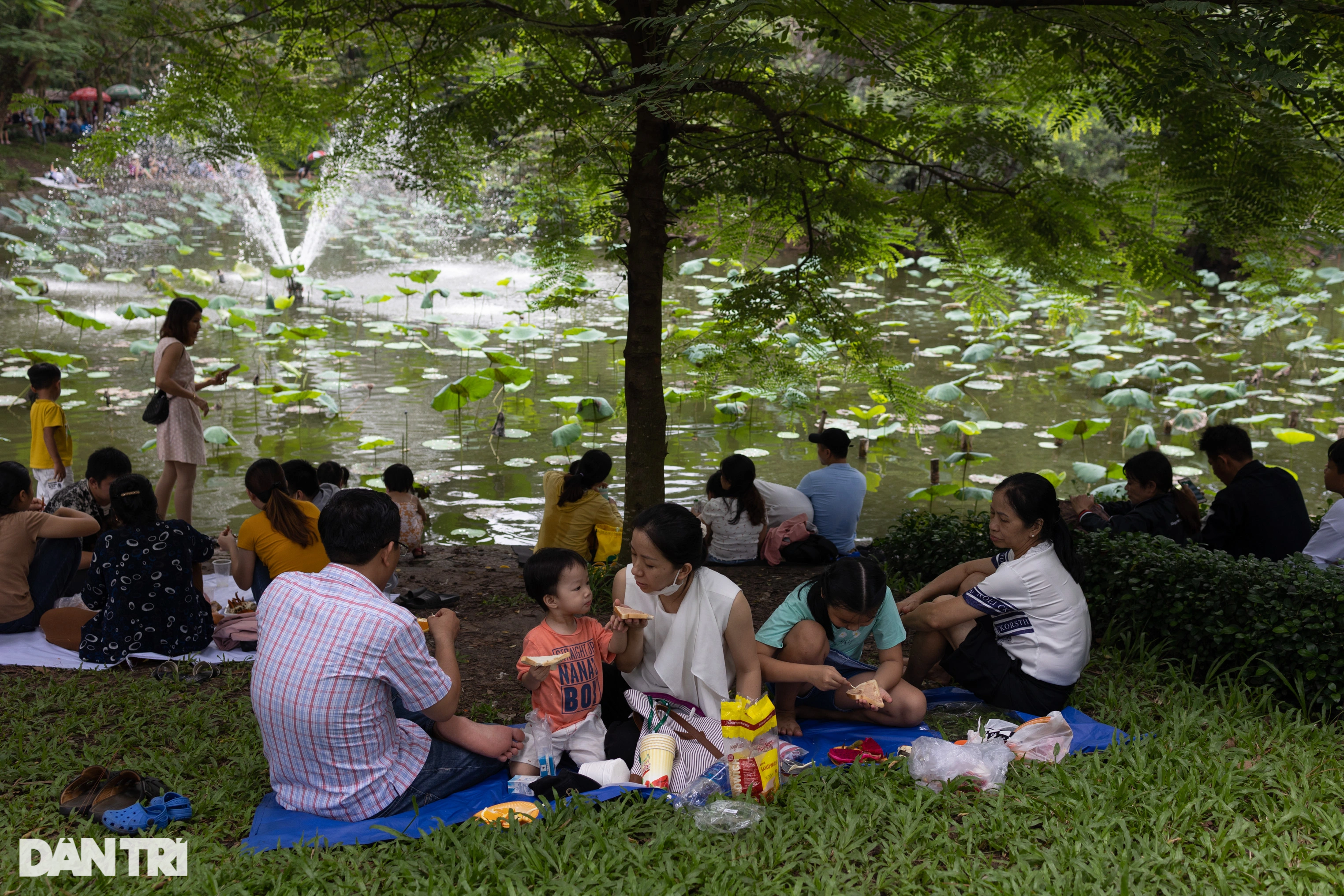 Người dân TPHCM chen chúc ở Thảo Cầm Viên - 14