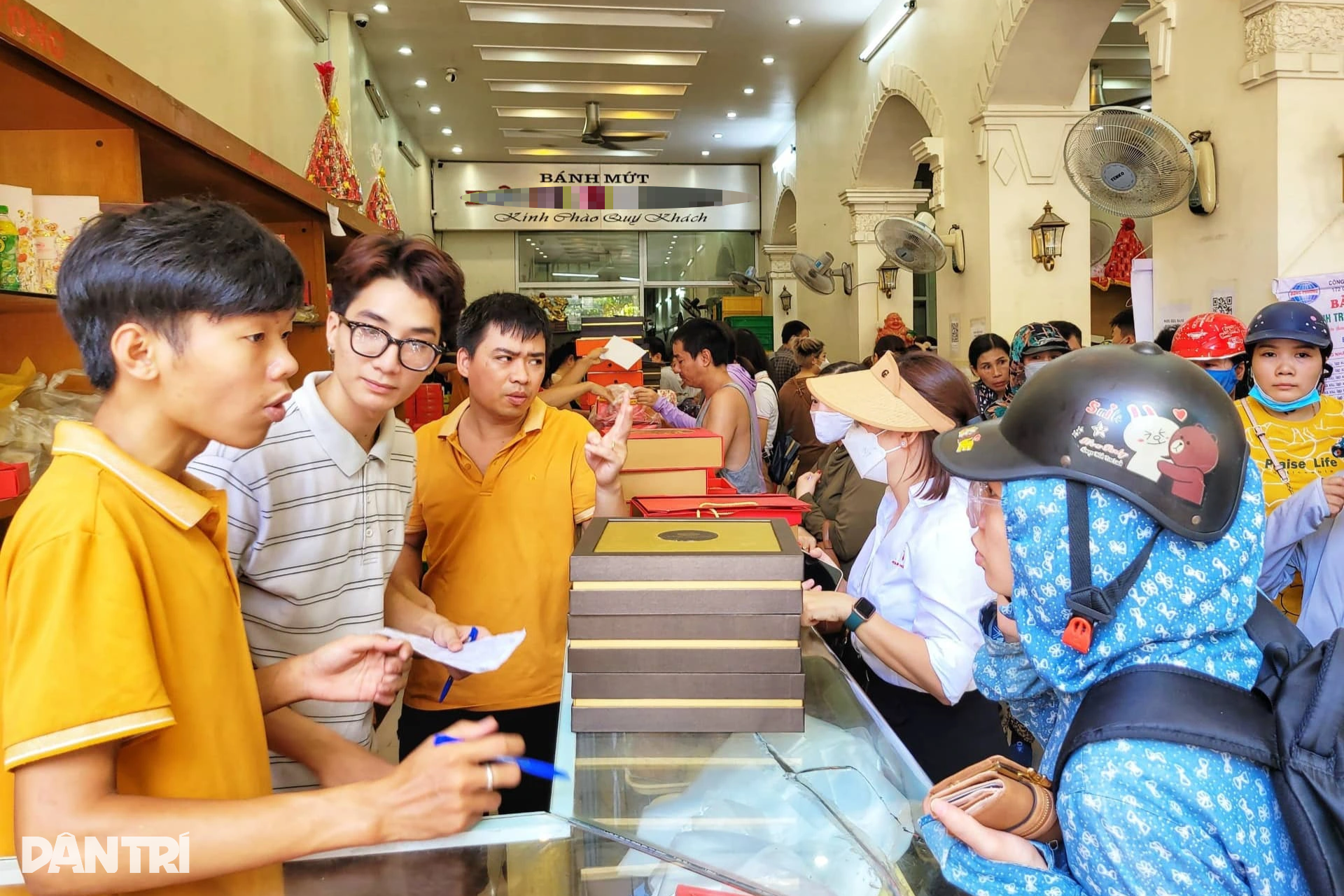 Xếp hàng từ 4h sáng mua bánh trung thu ở Hải Phòng - 4 Xếp hàng từ 4h sáng mua bánh trung thu ở Hải Phòng - 4