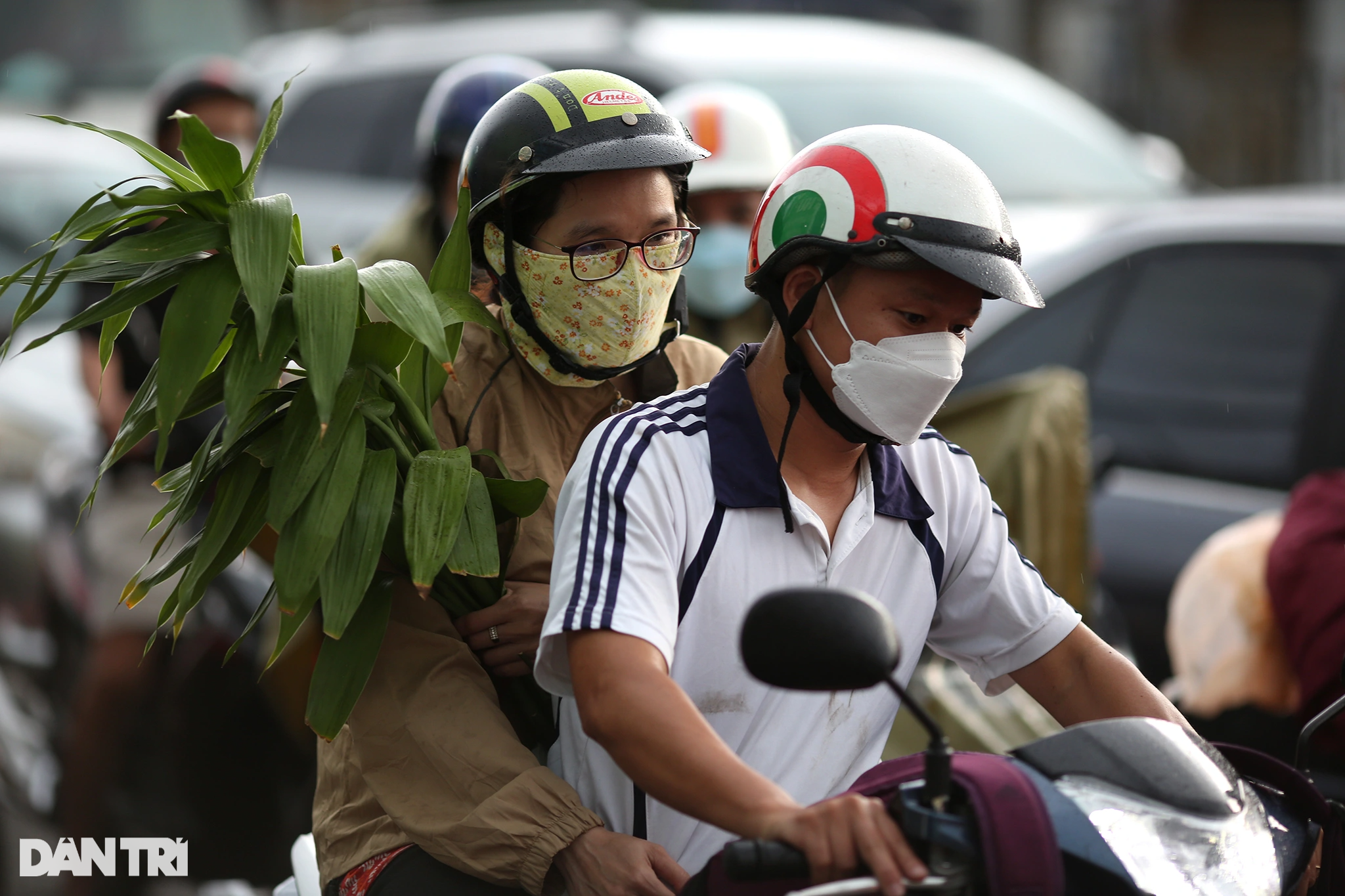 Biển người đội mưa trở lại TPHCM - 9