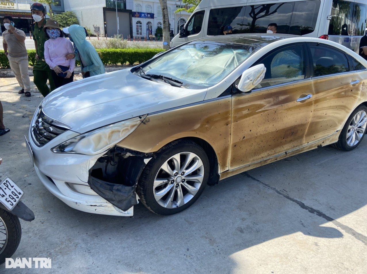 Khách dự đám cưới tá hỏa khi 3 ô tô bốc cháy trước nhà hàng - 2 Khách dự đám cưới tá hỏa khi 3 ô tô bốc cháy trước nhà hàng - 2