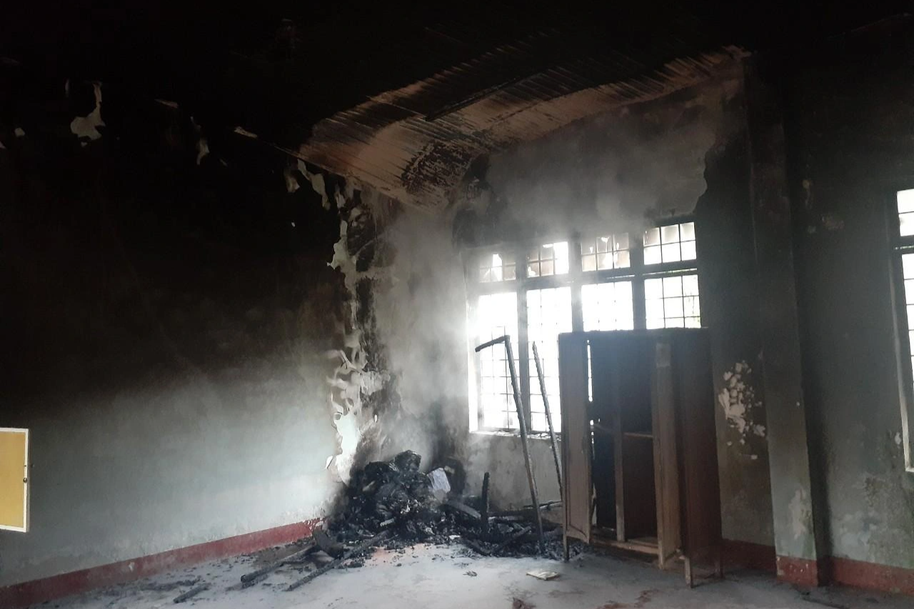 Trường học bị sét đánh bốc cháy trước ngày khai giảng - 1
