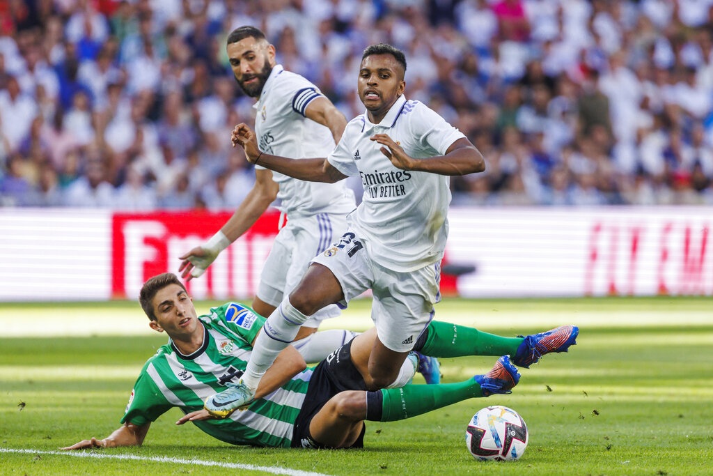 Real Madrid vững ngôi đầu bảng La Liga, Barcelona thắng đậm Sevilla - 1