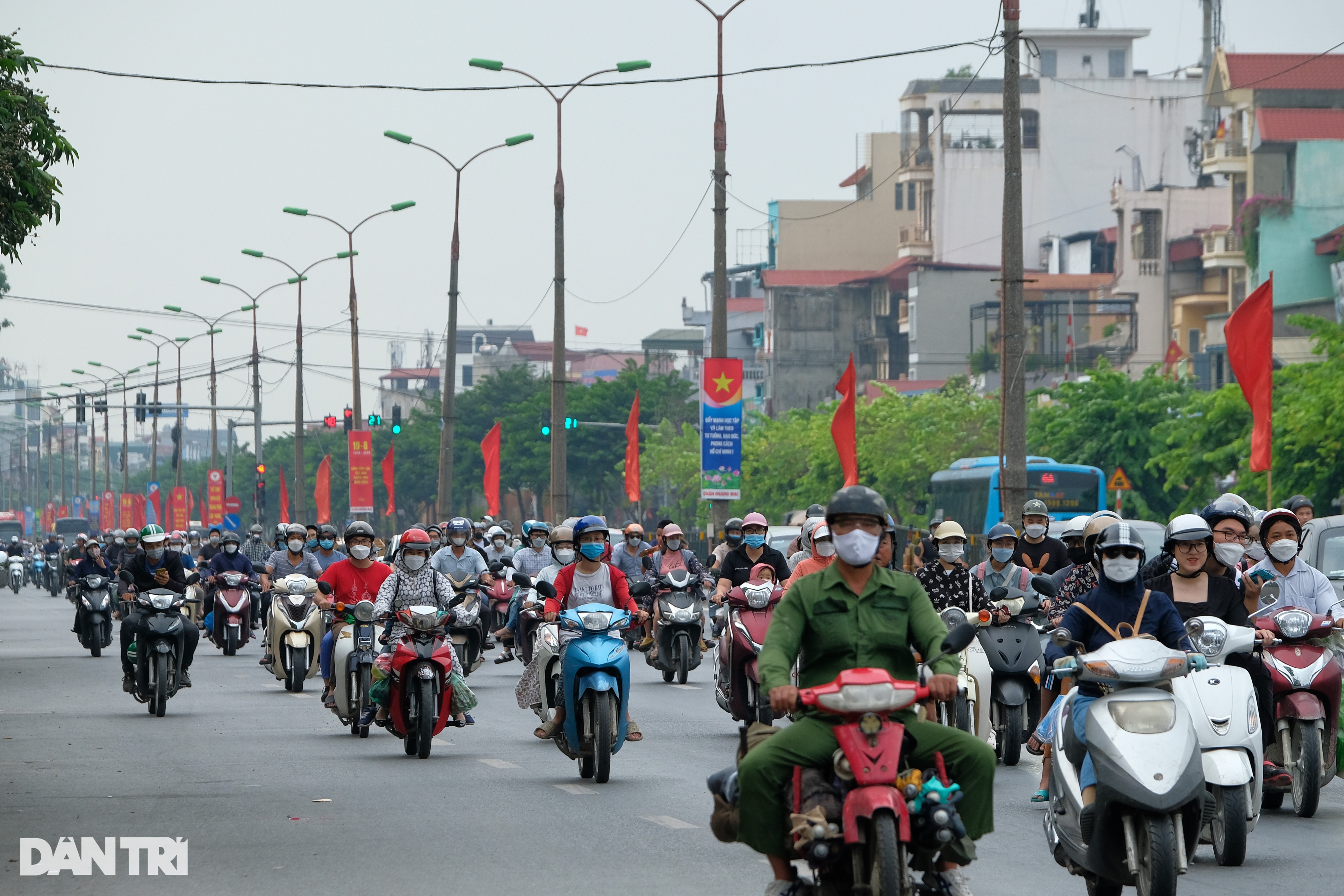 Trẻ em ngủ gục trên xe máy theo cha mẹ trở lại Hà Nội sau kỳ nghỉ lễ - 2