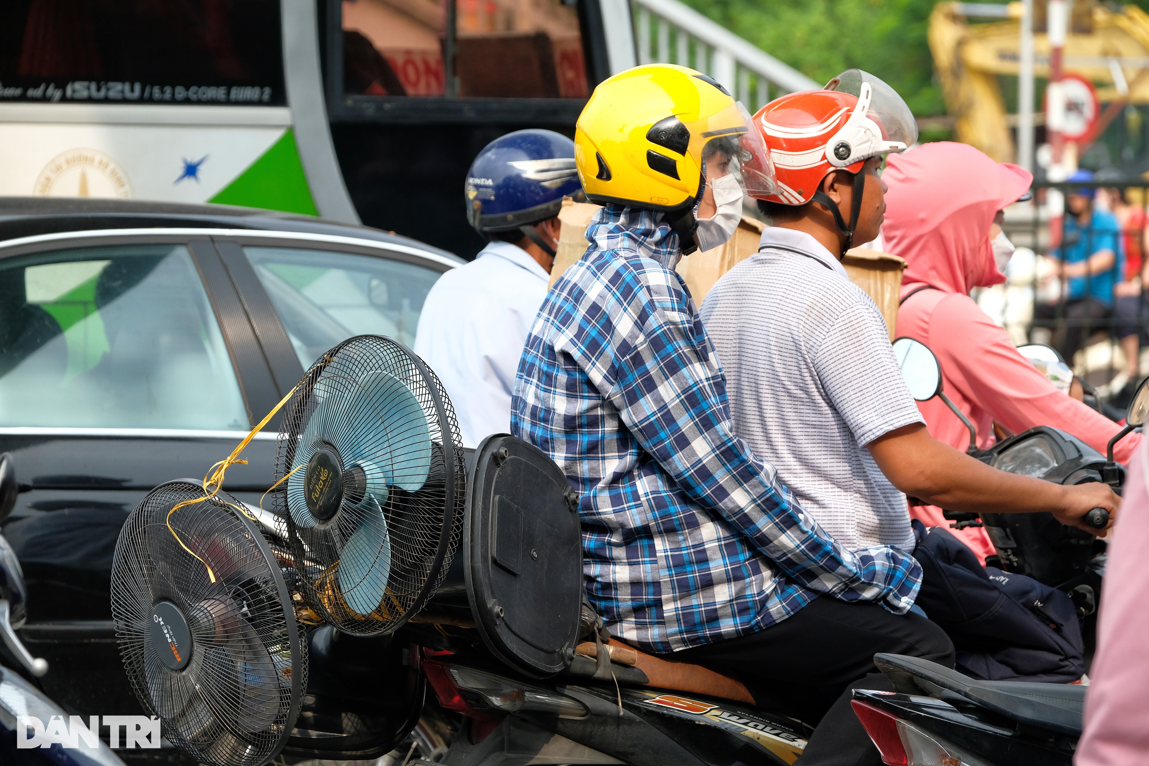 Trẻ em ngủ gục trên xe máy theo cha mẹ trở lại Hà Nội sau kỳ nghỉ lễ - 5