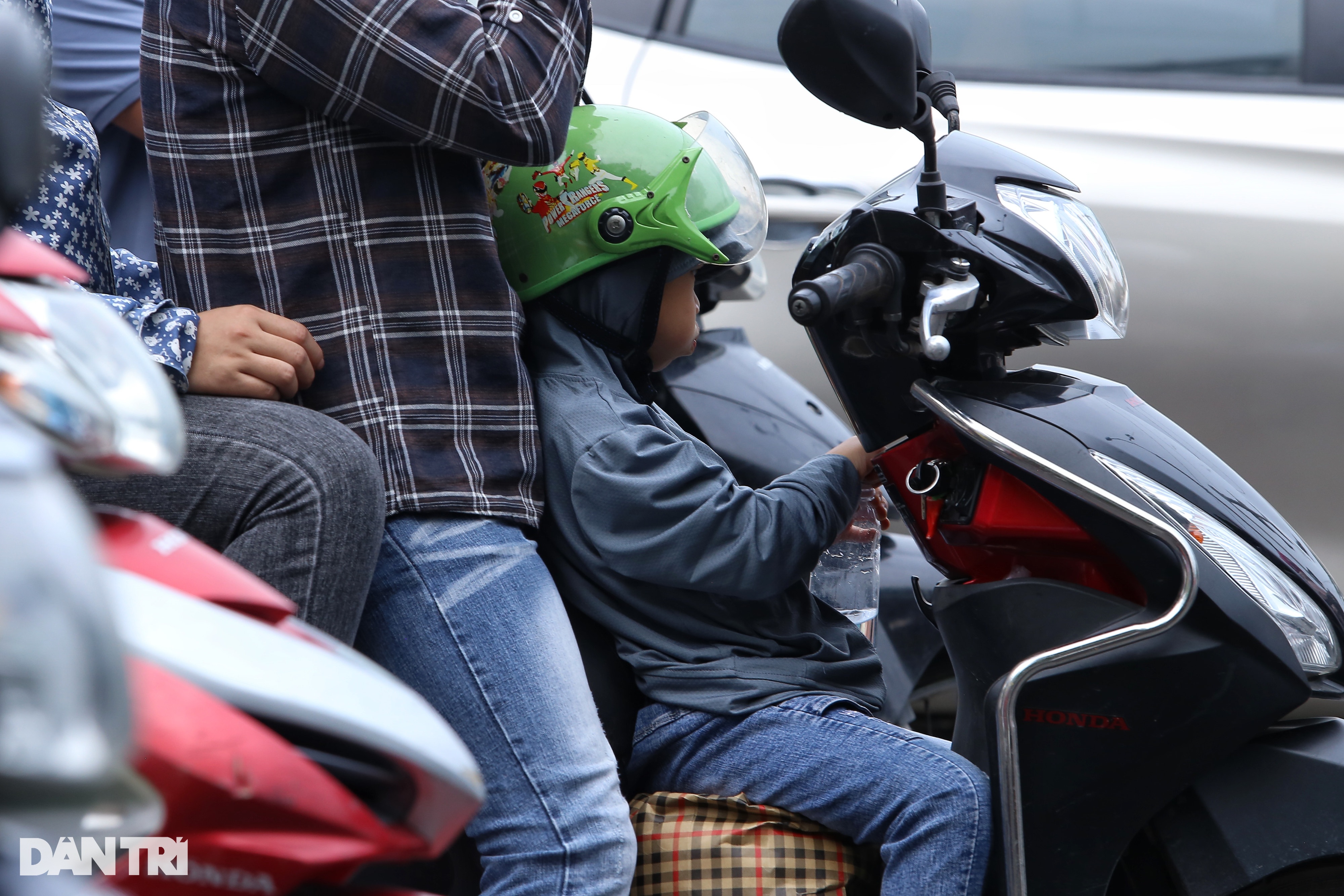 Trẻ em ngủ gục trên xe máy theo cha mẹ trở lại Hà Nội sau kỳ nghỉ lễ - 10