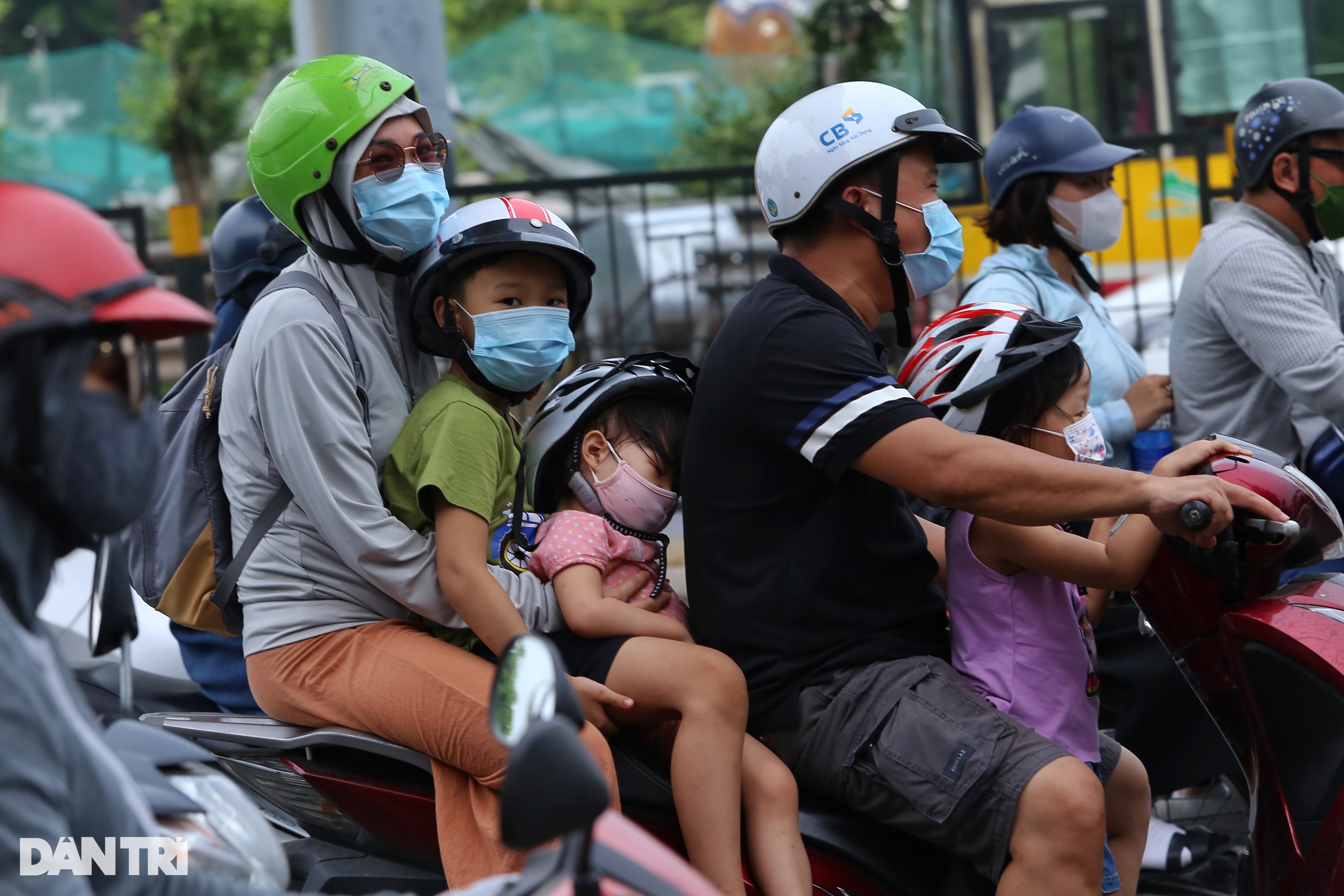 Trẻ em ngủ gục trên xe máy theo cha mẹ trở lại Hà Nội sau kỳ nghỉ lễ - 9