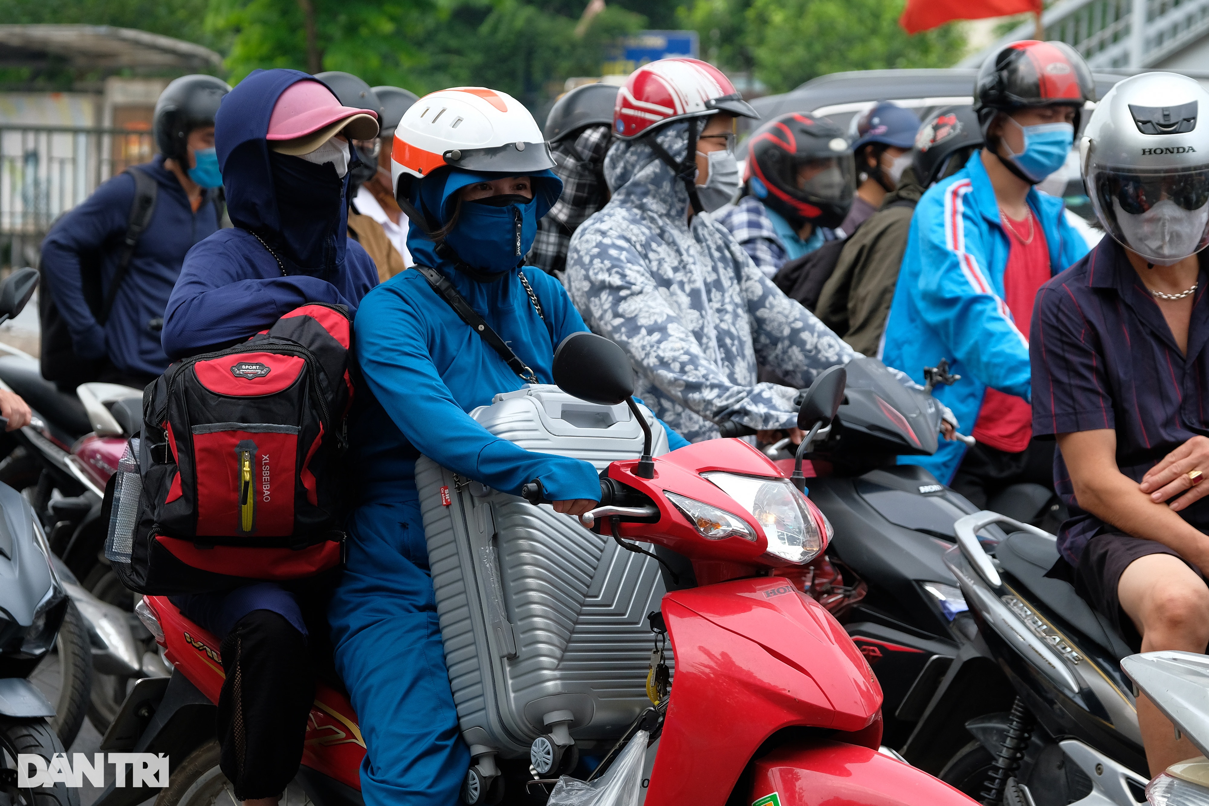 Trẻ em ngủ gục trên xe máy theo cha mẹ trở lại Hà Nội sau kỳ nghỉ lễ - 3