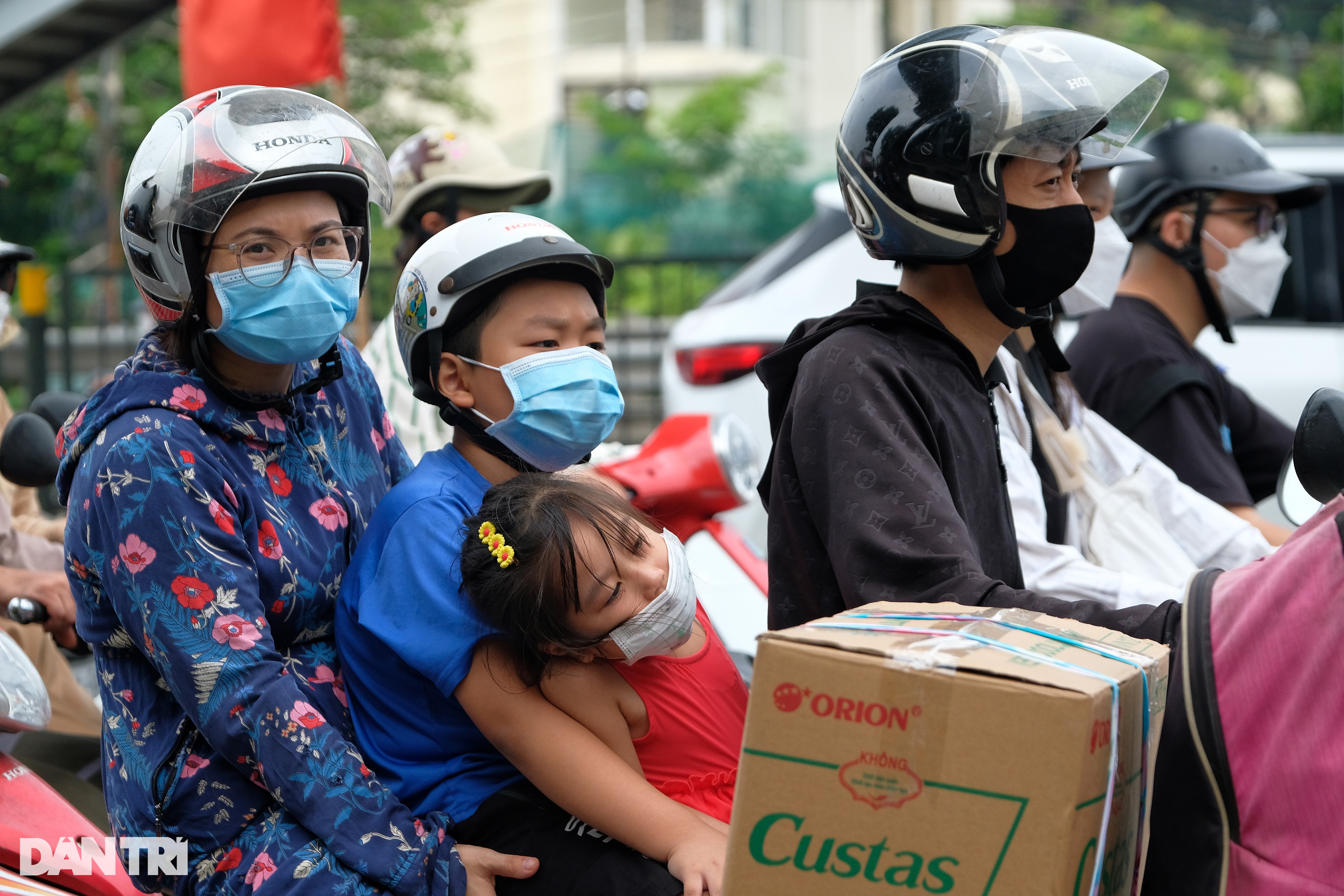 Trẻ em ngủ gục trên xe máy theo cha mẹ trở lại Hà Nội sau kỳ nghỉ lễ - 8
