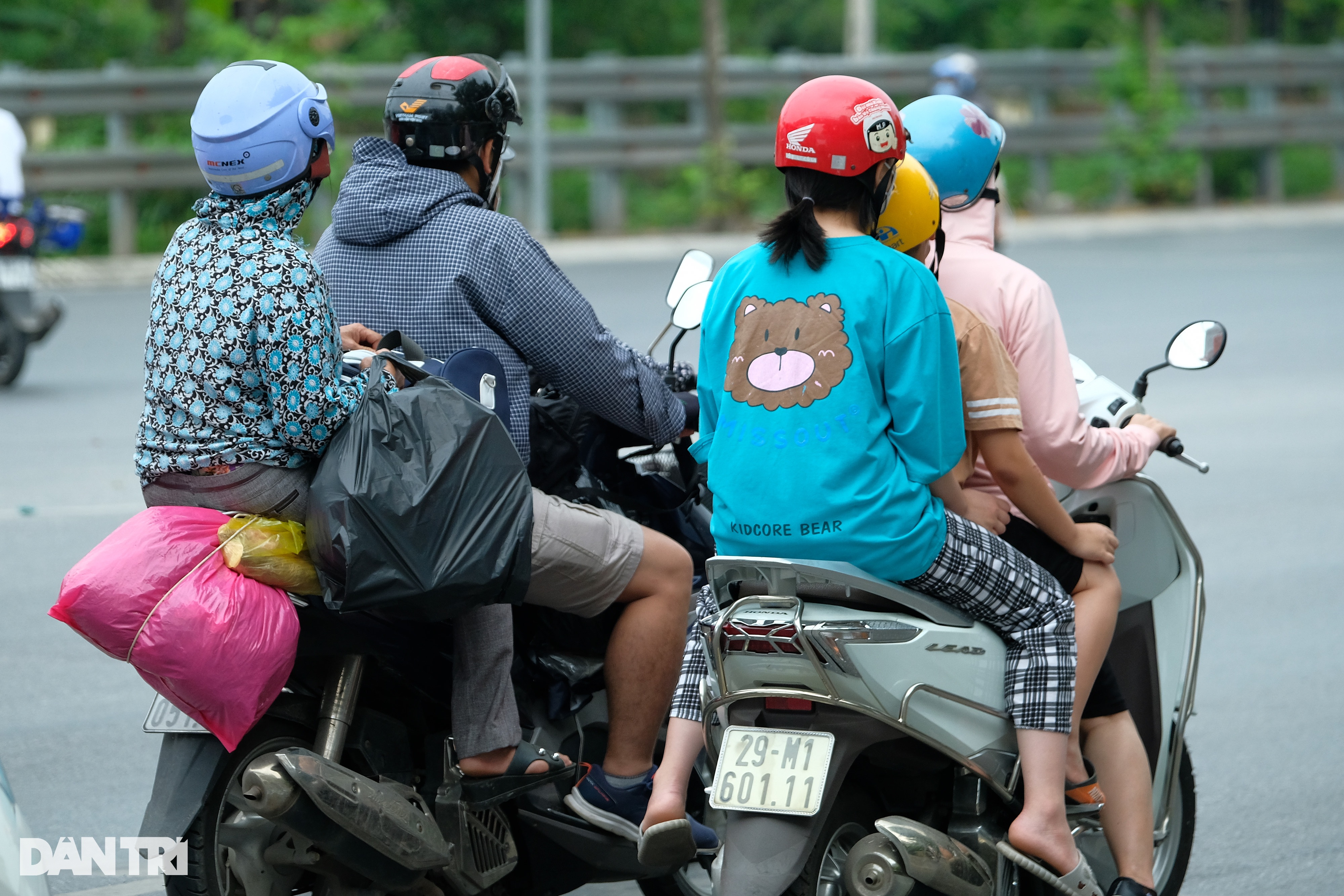 Trẻ em ngủ gục trên xe máy theo cha mẹ trở lại Hà Nội sau kỳ nghỉ lễ - 4