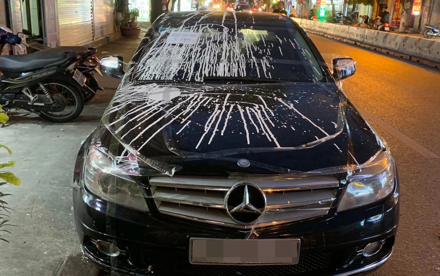 Công an thông tin vụ xế sang Mercedes bị dán băng dính, tạt bột trắng - 1