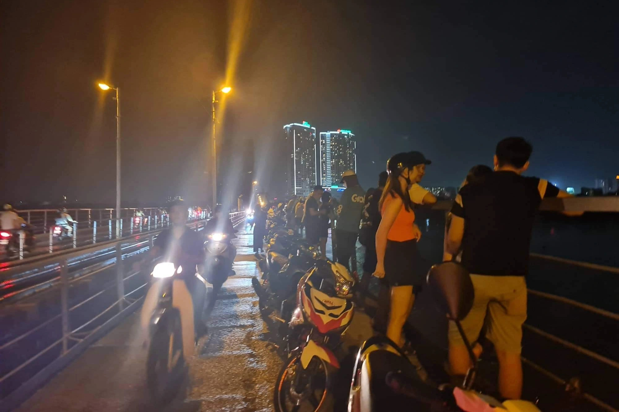 Hà Nội: Hàng chục người tìm kiếm đôi nam nữ nhảy cầu Long Biên - 1