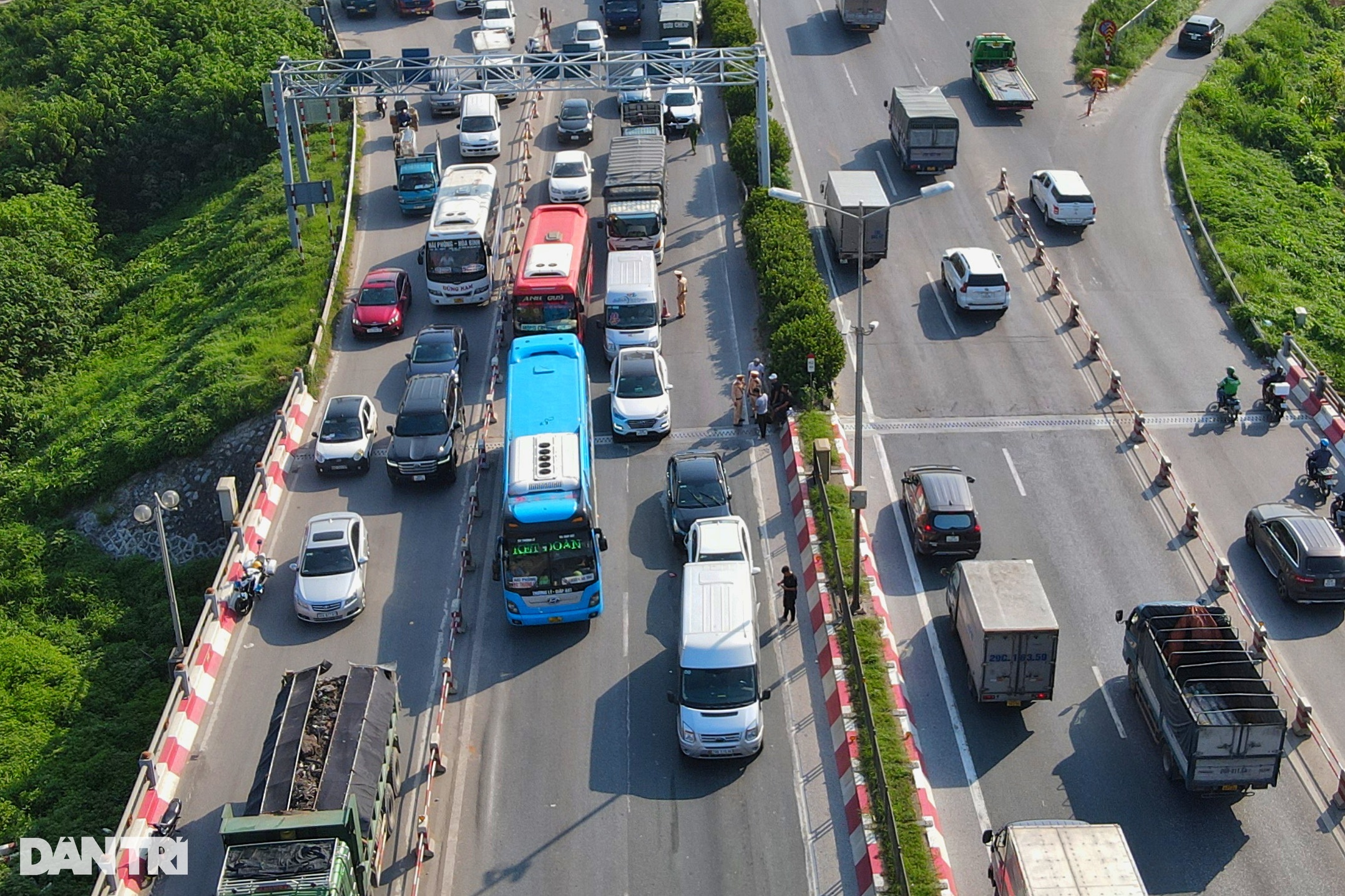 Tai nạn trên cầu Thanh Trì, giao thông ùn tắc hơn 10km - 1