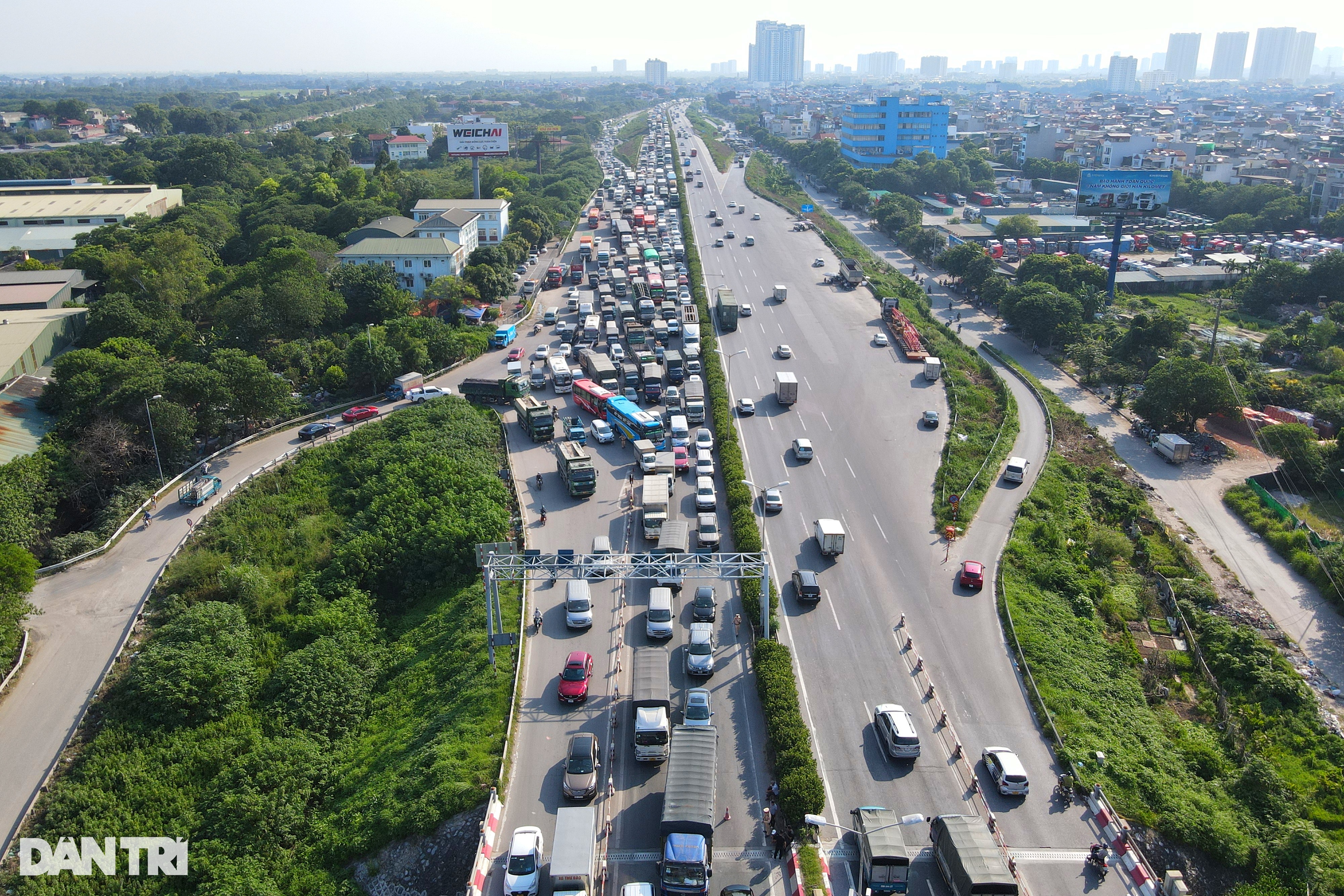 Tai nạn trên cầu Thanh Trì, giao thông ùn tắc hơn 10km - 3