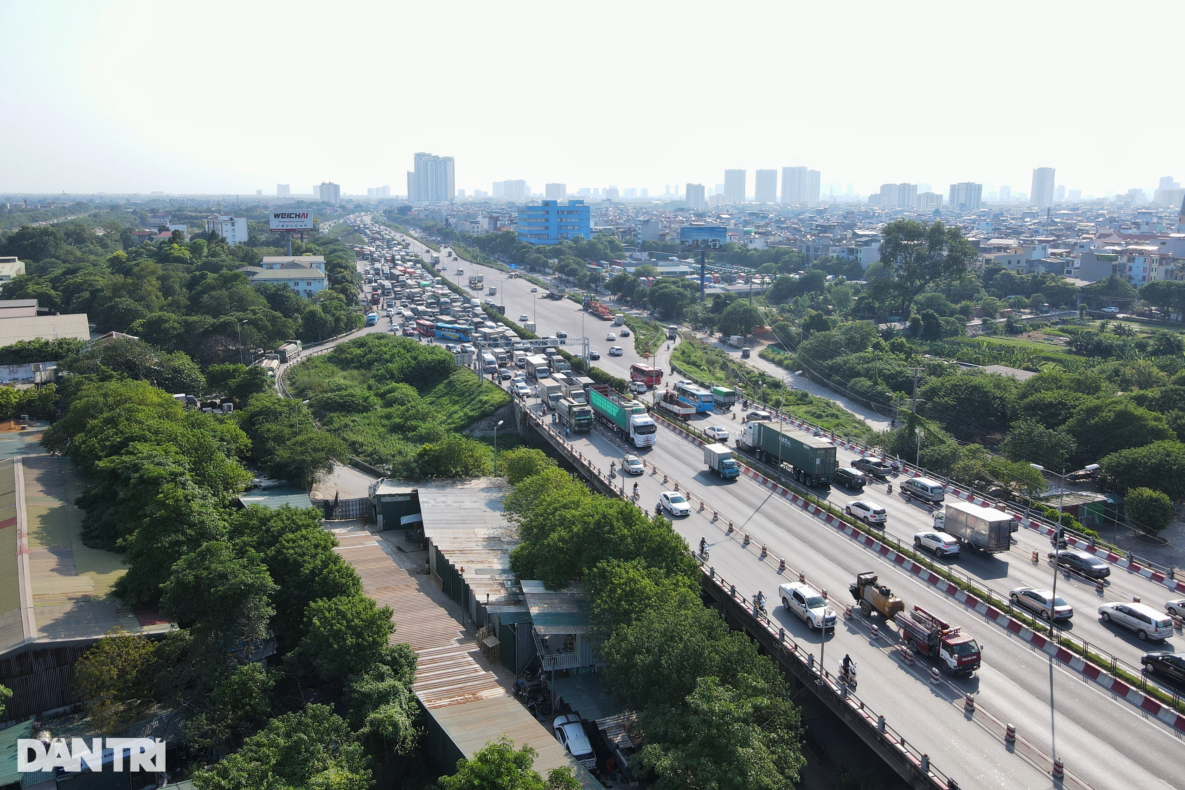 Tai nạn trên cầu Thanh Trì, giao thông ùn tắc hơn 10km - 2