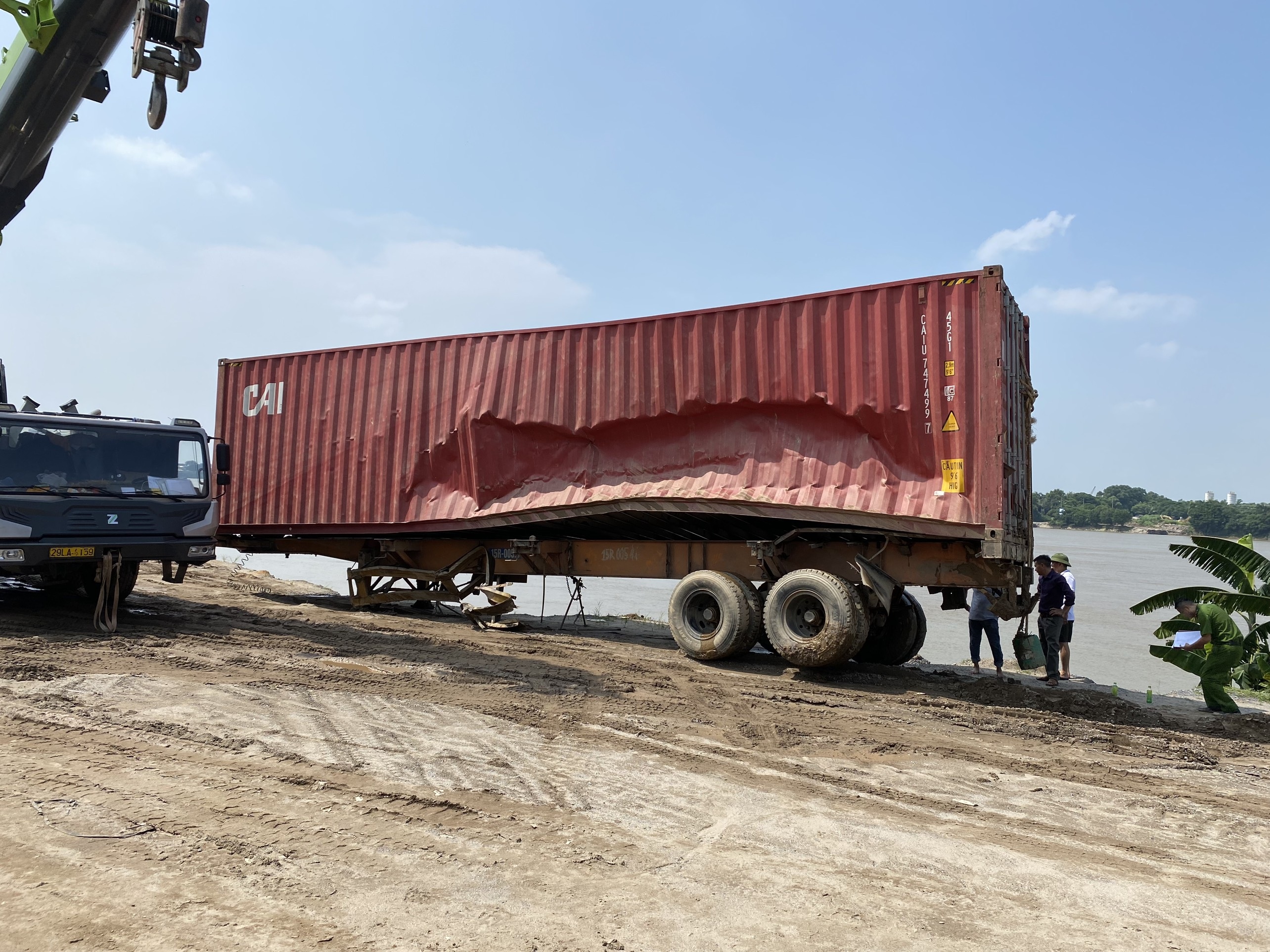 Xe container được trục vớt từ dưới lòng sông Hồng - 9