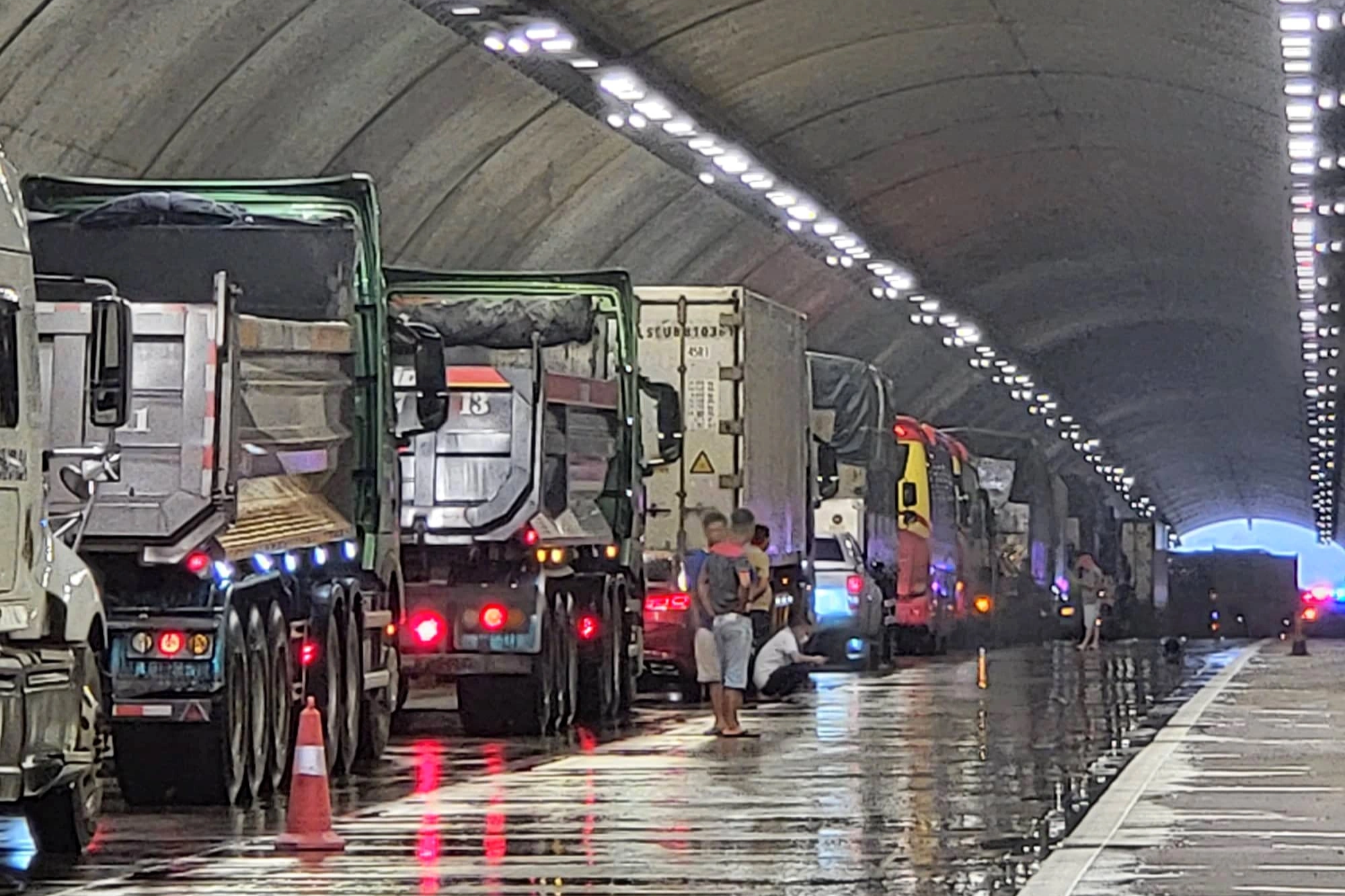 Xe tải nổ lốp trong hầm cao tốc Đà Nẵng - Quảng Ngãi gây ách tắc nhiều giờ - 2