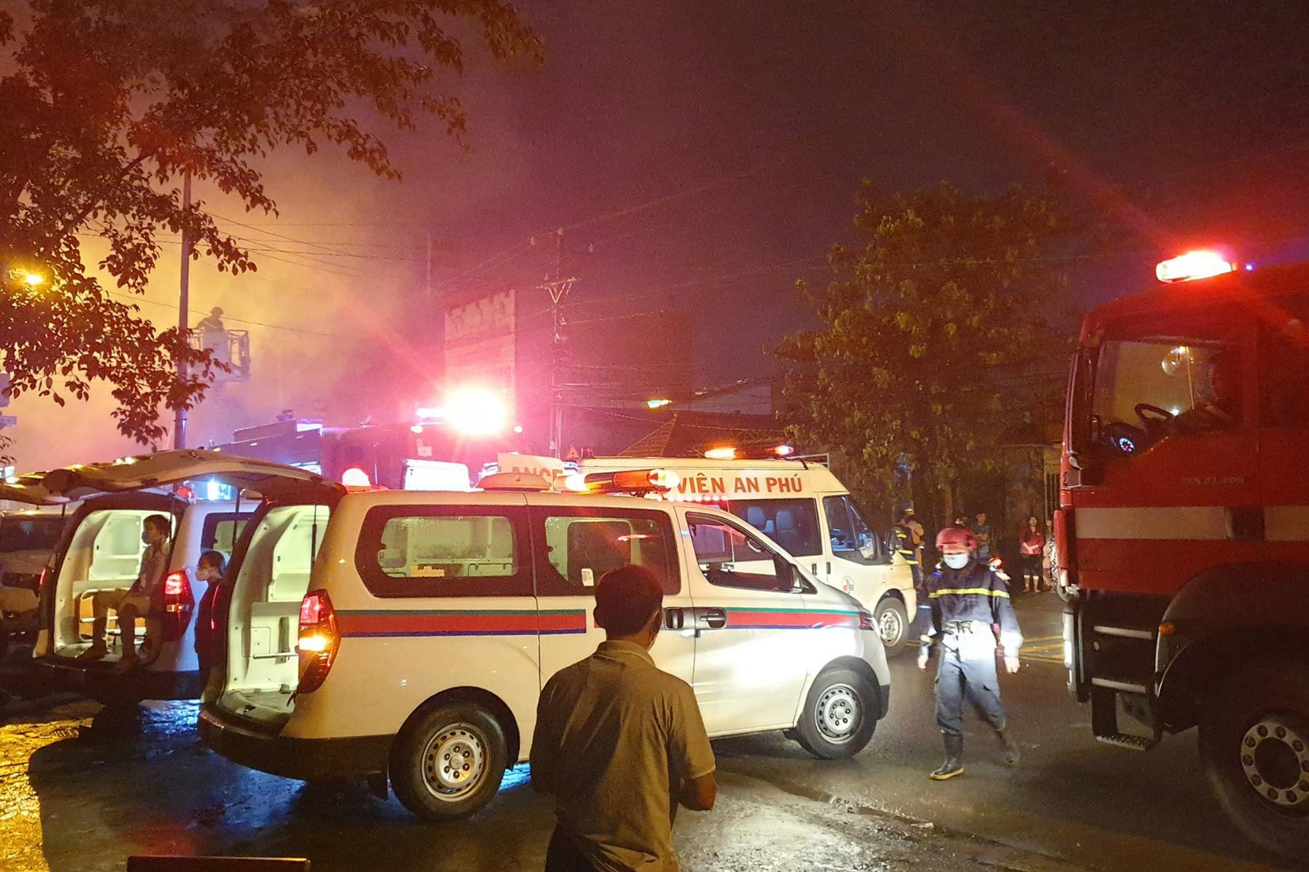 Ít nhất 12 người chết trong vụ cháy quán karaoke ở Bình Dương - 3