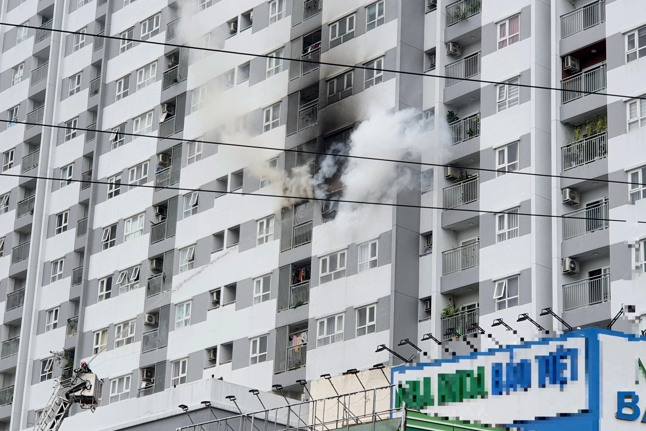 Cháy căn hộ chung cư, hàng trăm người dân được sơ tán - 1