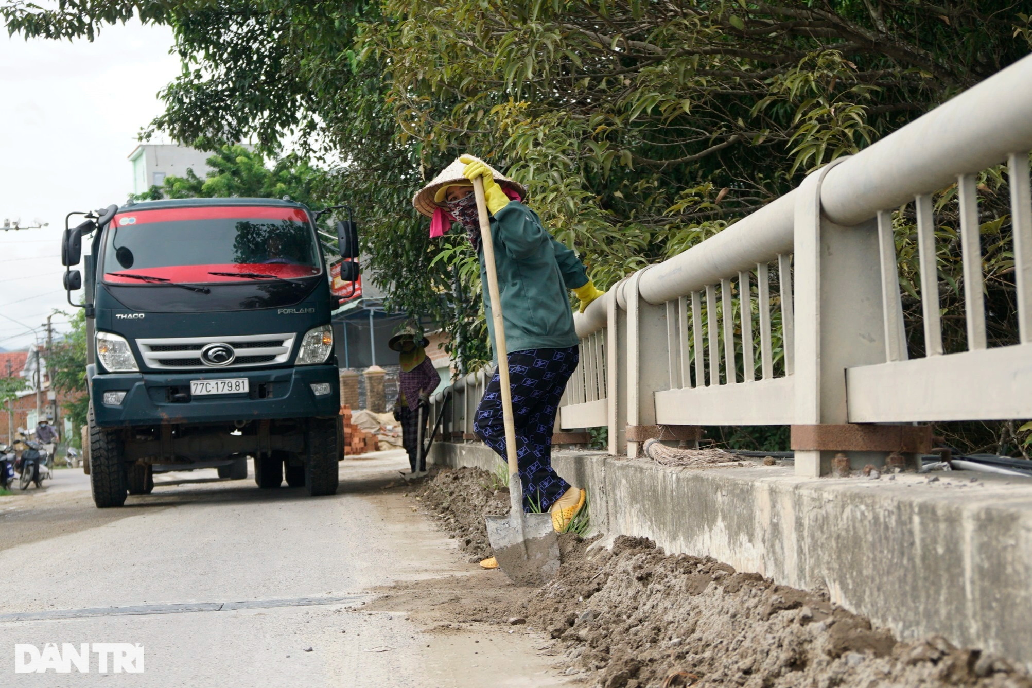 Một khúc sông ngắn, 2 doanh nghiệp thay phiên moi ruột - 3