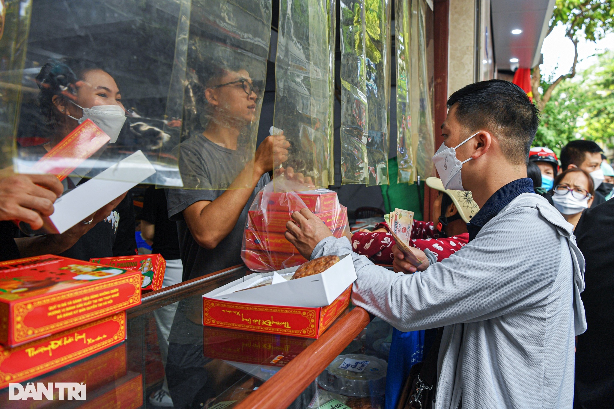 Người dân xếp hàng mua bánh trung thu ở Hà Nội - 4