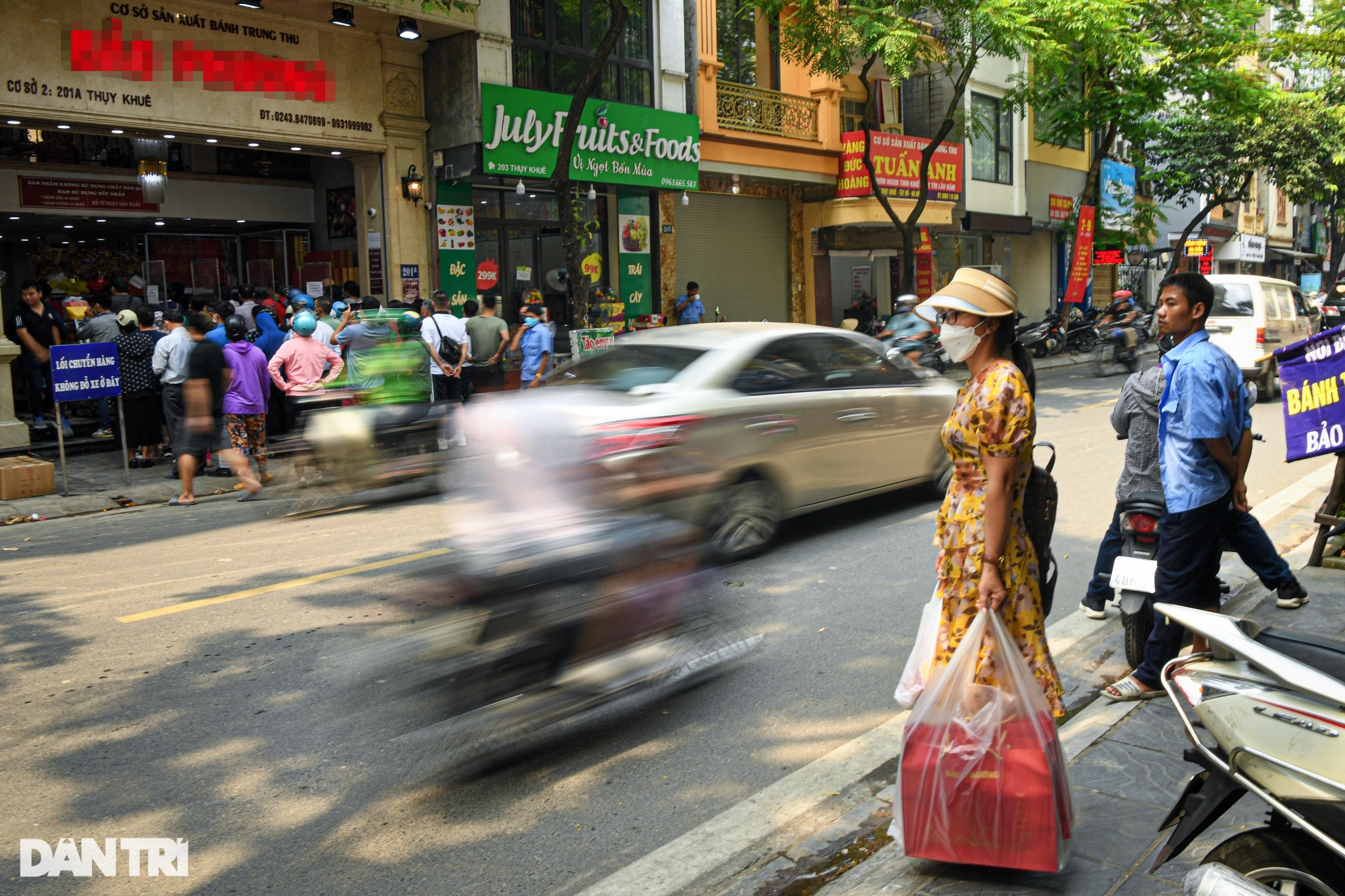 Người dân xếp hàng mua bánh trung thu ở Hà Nội - 13