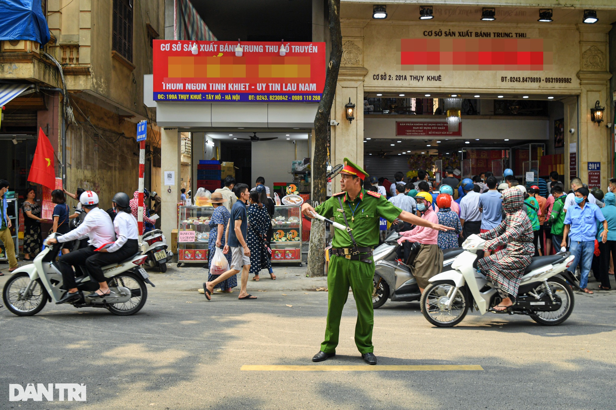 Người dân xếp hàng mua bánh trung thu ở Hà Nội - 11