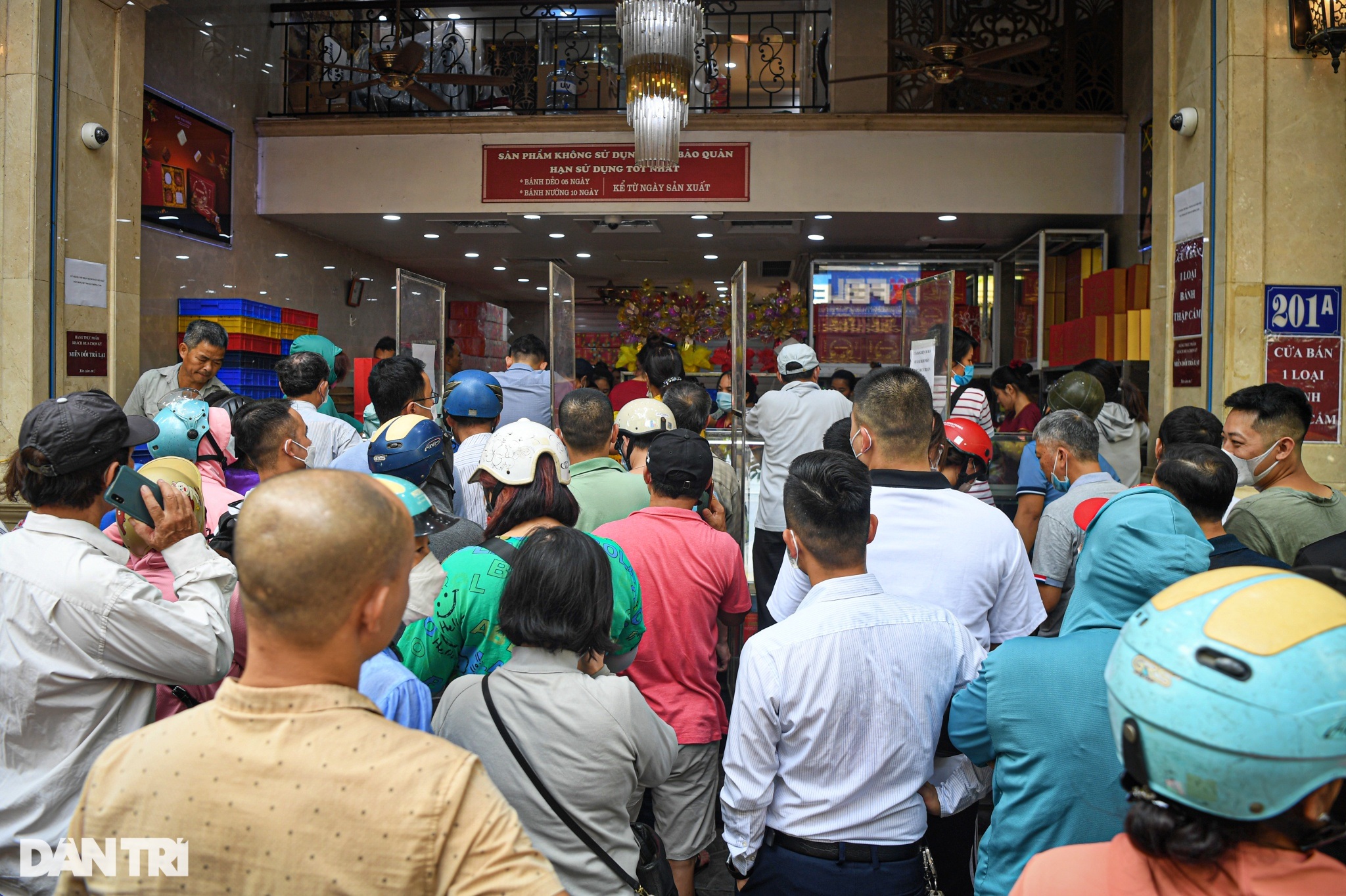 Người dân xếp hàng mua bánh trung thu ở Hà Nội - 10
