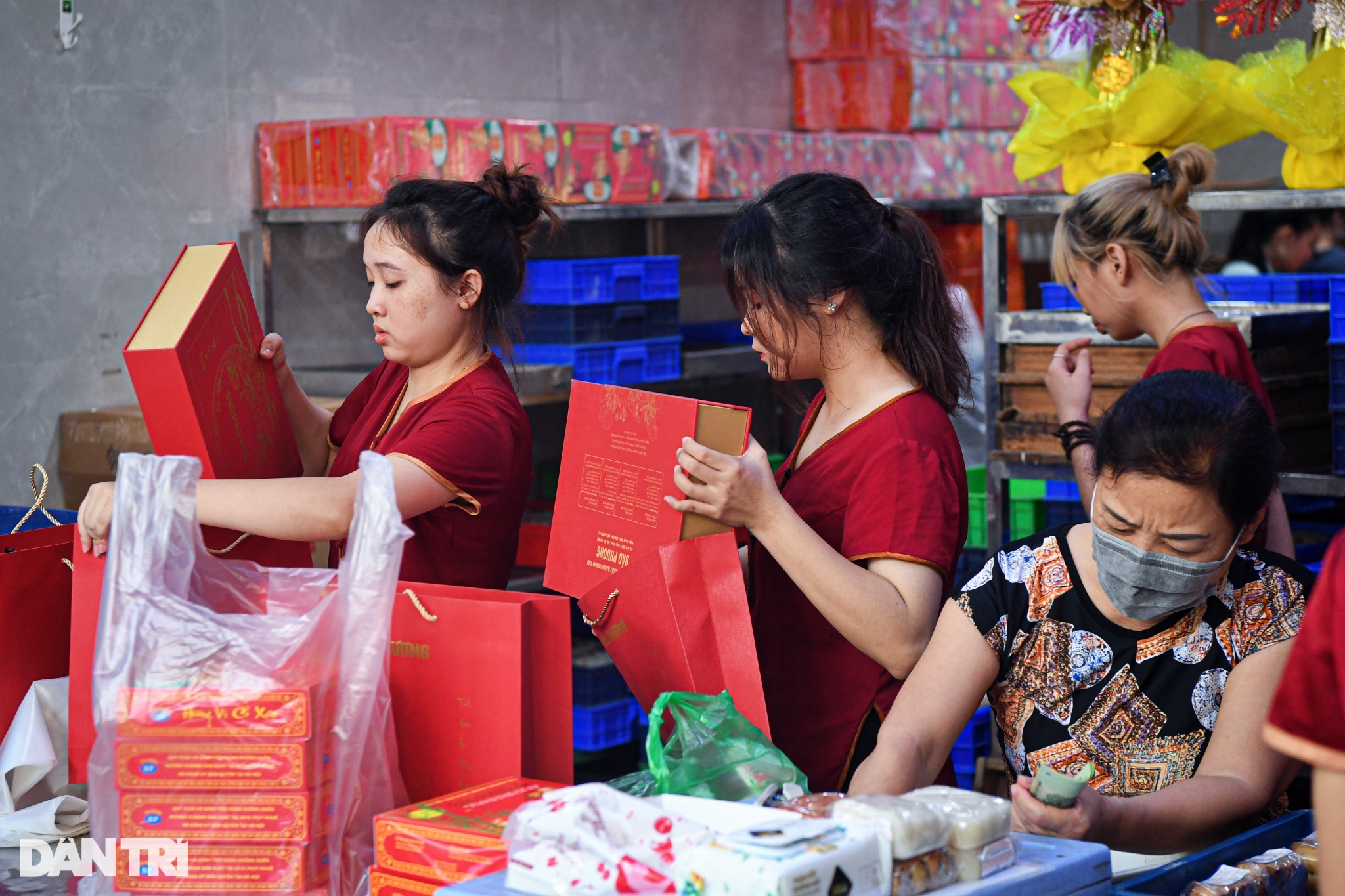 Người dân xếp hàng mua bánh trung thu ở Hà Nội - 12