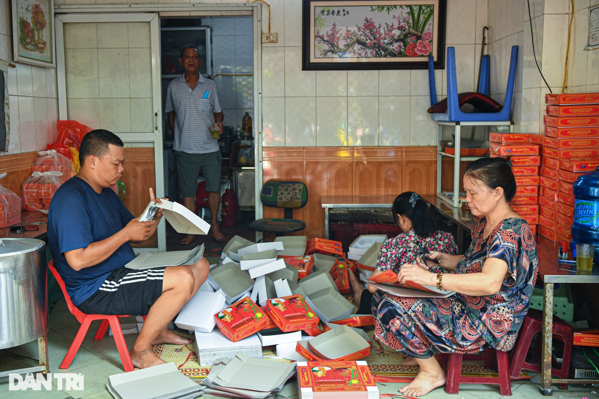 Người dân xếp hàng mua bánh trung thu ở Hà Nội - 6