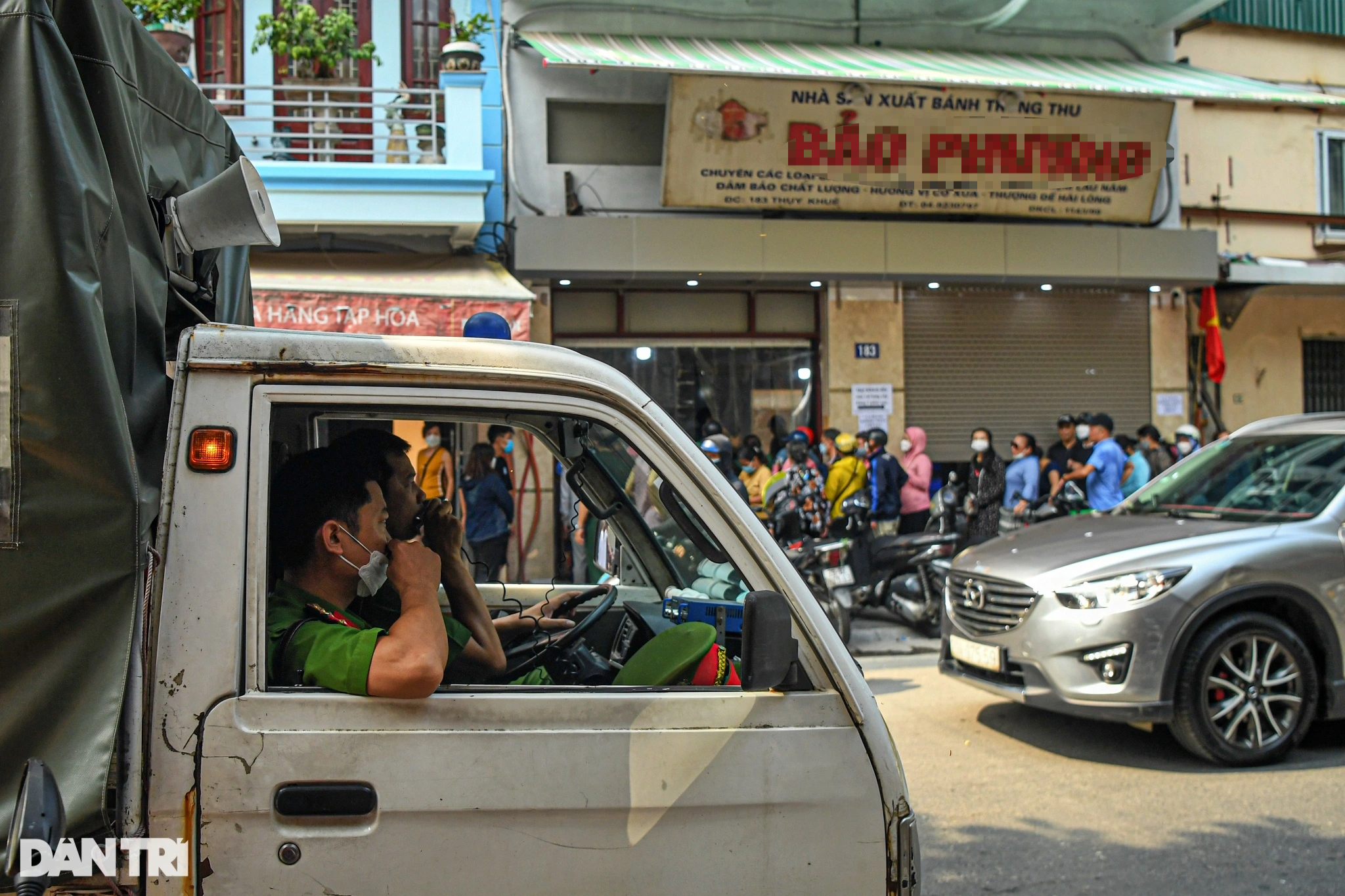Người dân xếp hàng mua bánh trung thu ở Hà Nội - 5