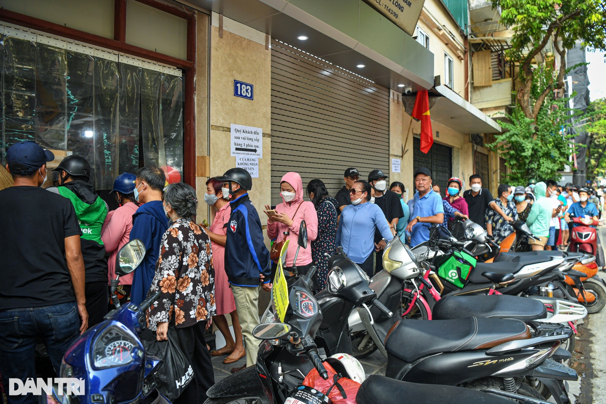 Người dân xếp hàng mua bánh trung thu ở Hà Nội - 2