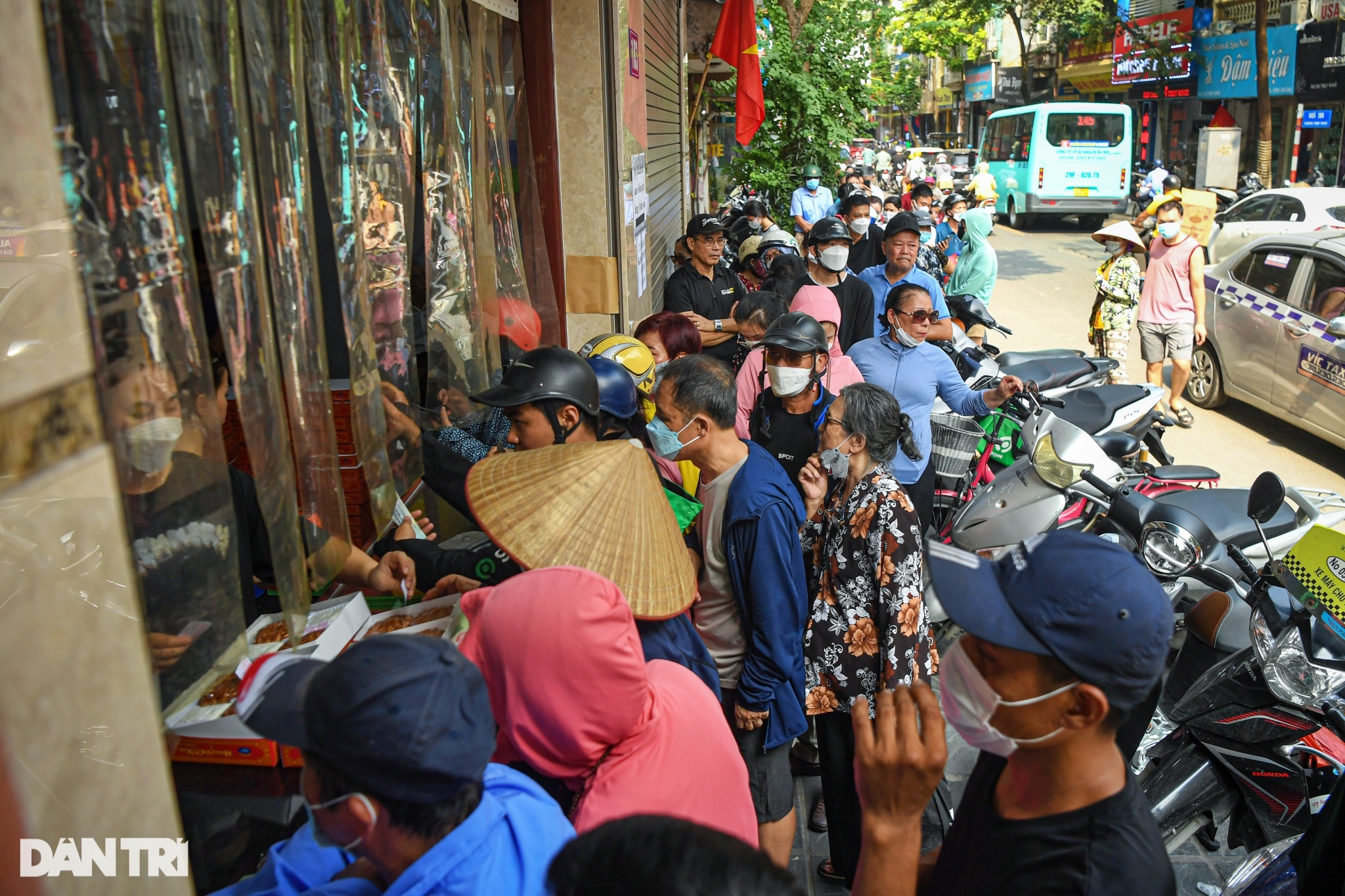 Người dân xếp hàng mua bánh trung thu ở Hà Nội - 1