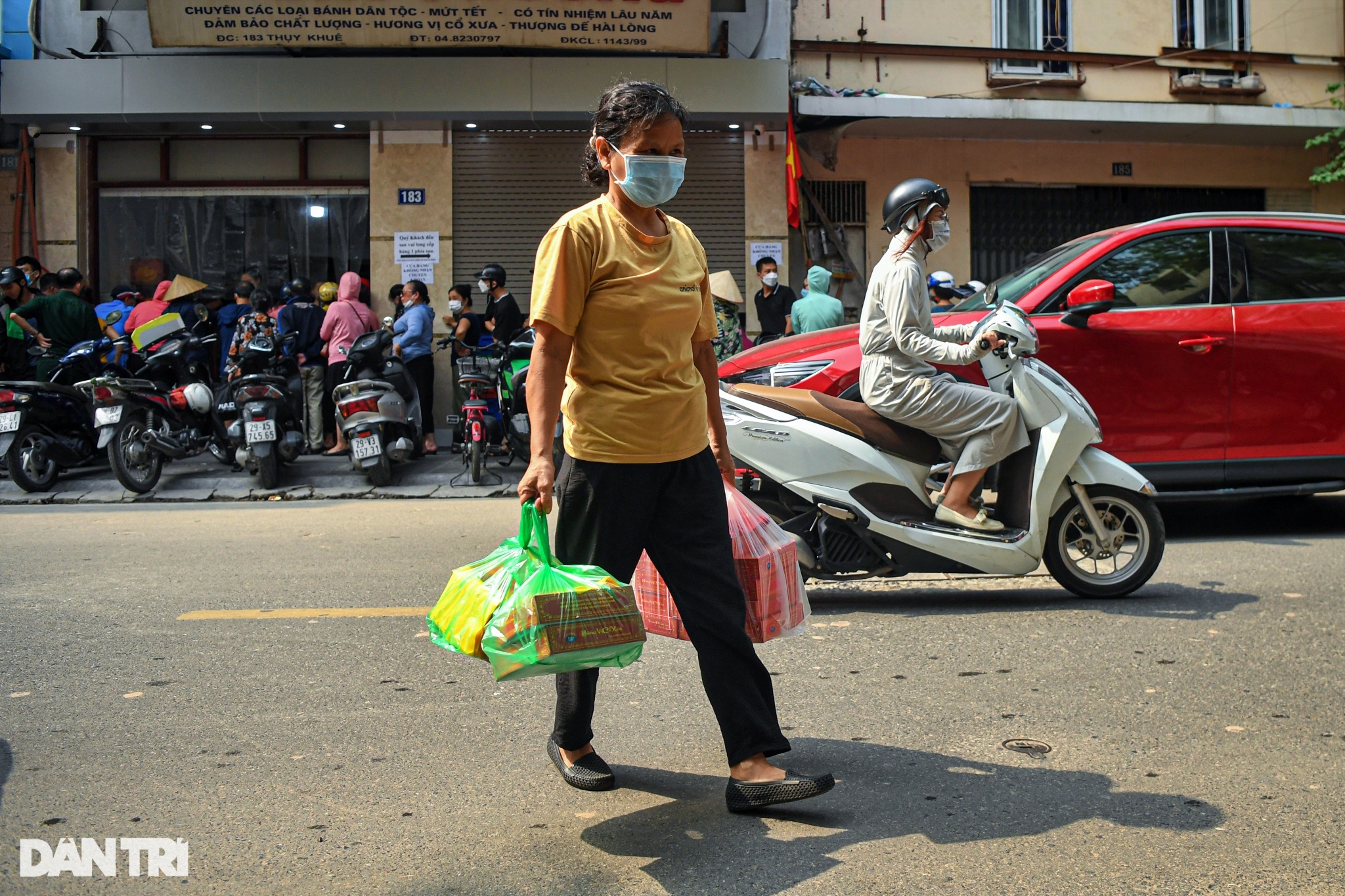 Người dân xếp hàng mua bánh trung thu ở Hà Nội - 7