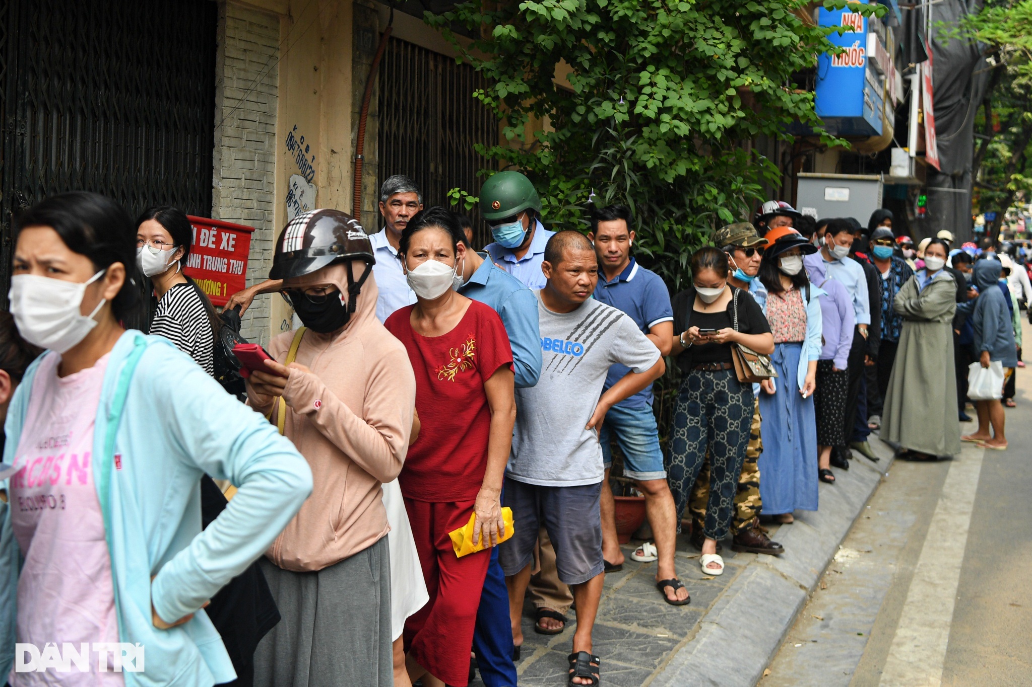 Người dân xếp hàng mua bánh trung thu ở Hà Nội - 3