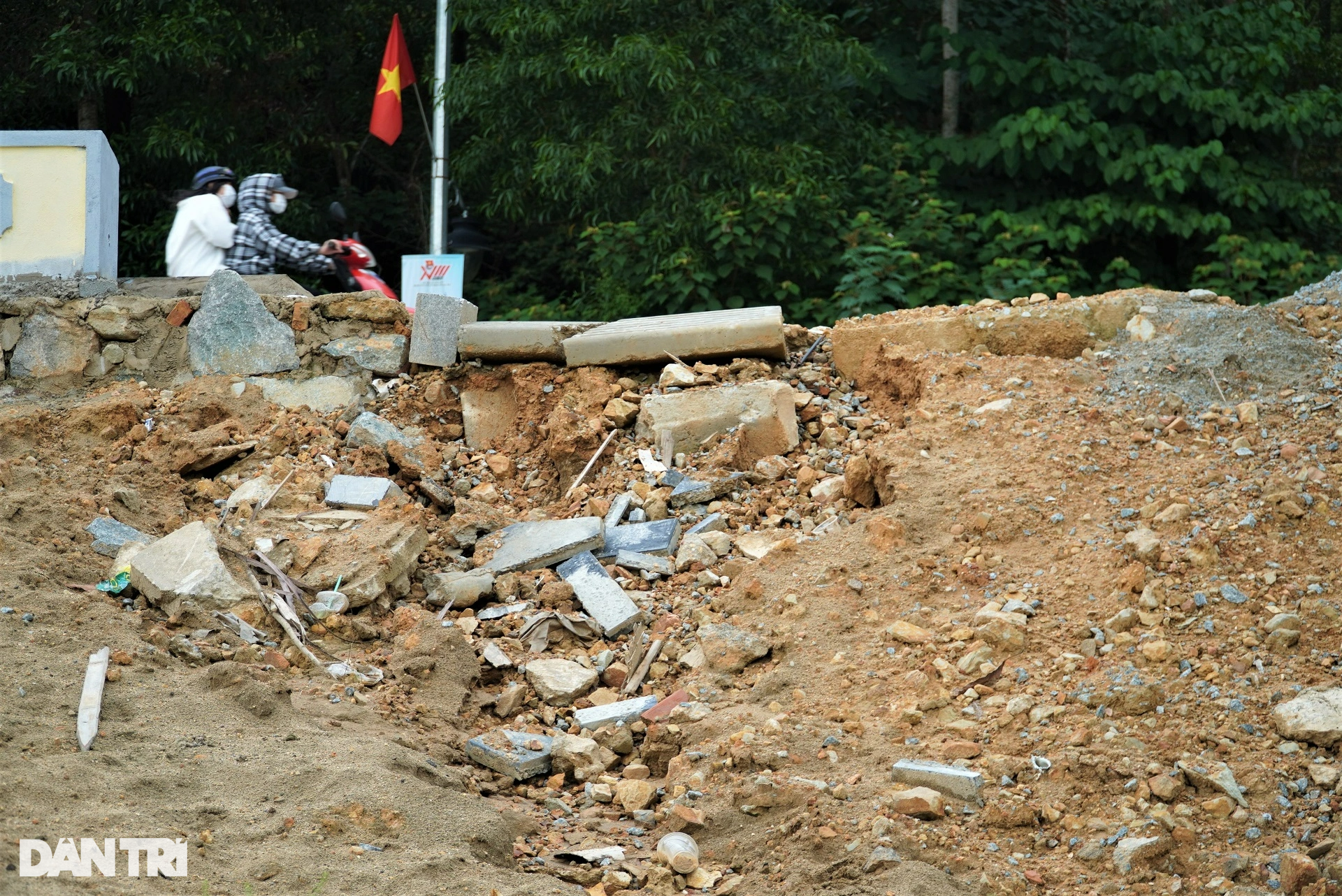 Dự án 30 tỷ đồng nhếch nhác tại Khu di tích Ngã ba Đồng Lộc - 9