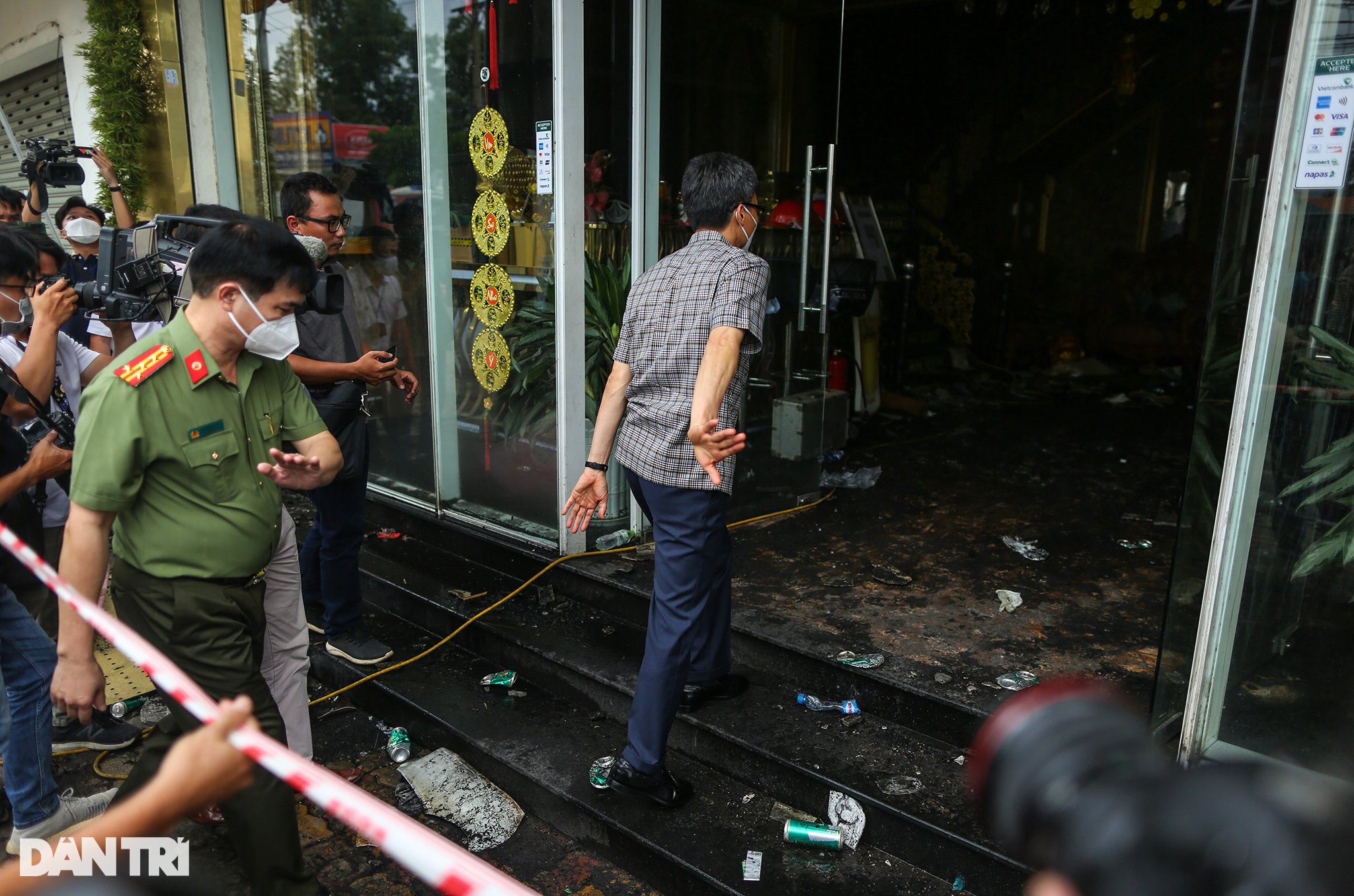 Phó Thủ tướng Vũ Đức Đam thị sát hiện trường vụ cháy khiến 33 người chết - 5