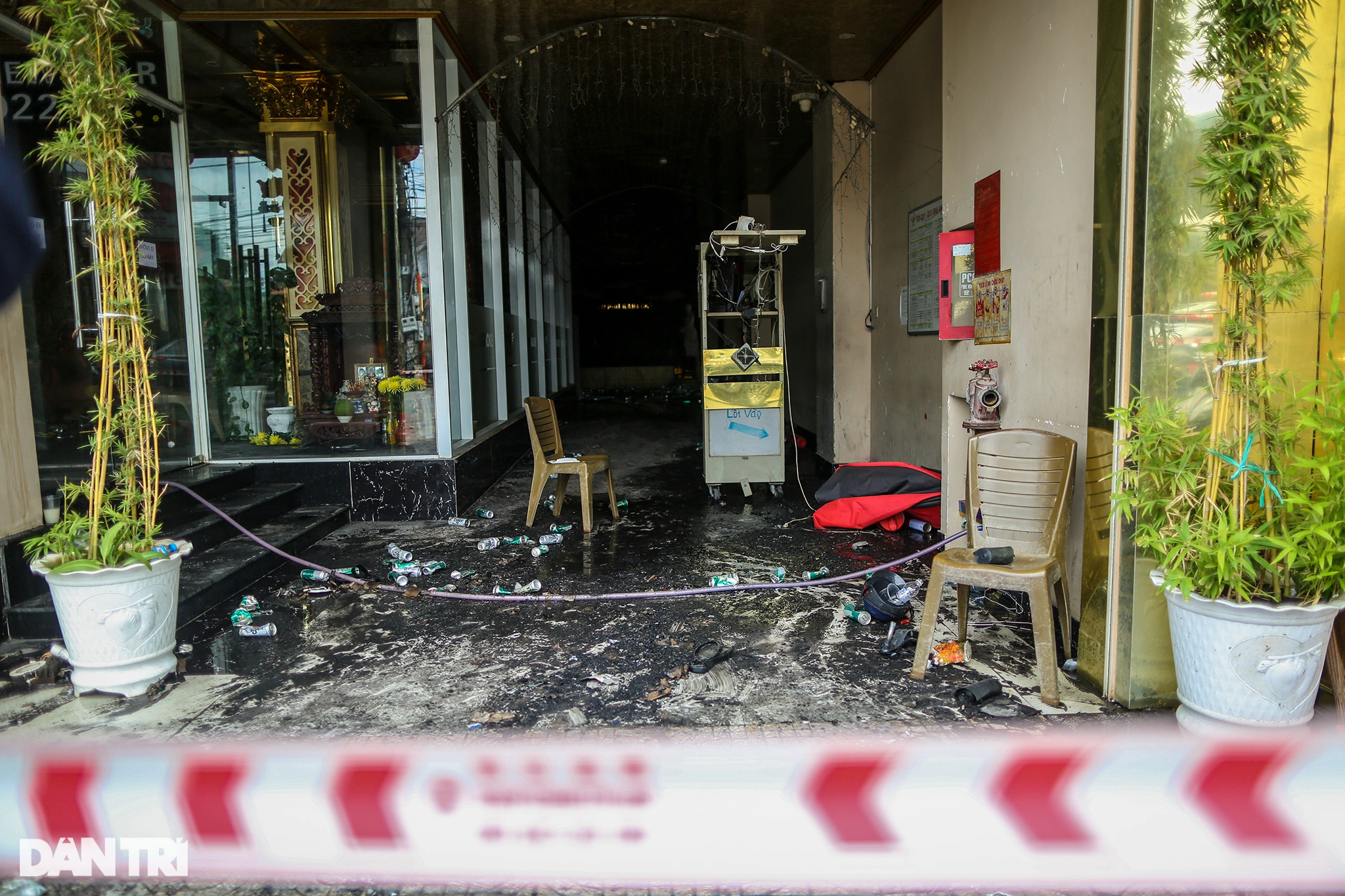 Phó Thủ tướng Vũ Đức Đam thị sát hiện trường vụ cháy khiến 33 người chết - 8