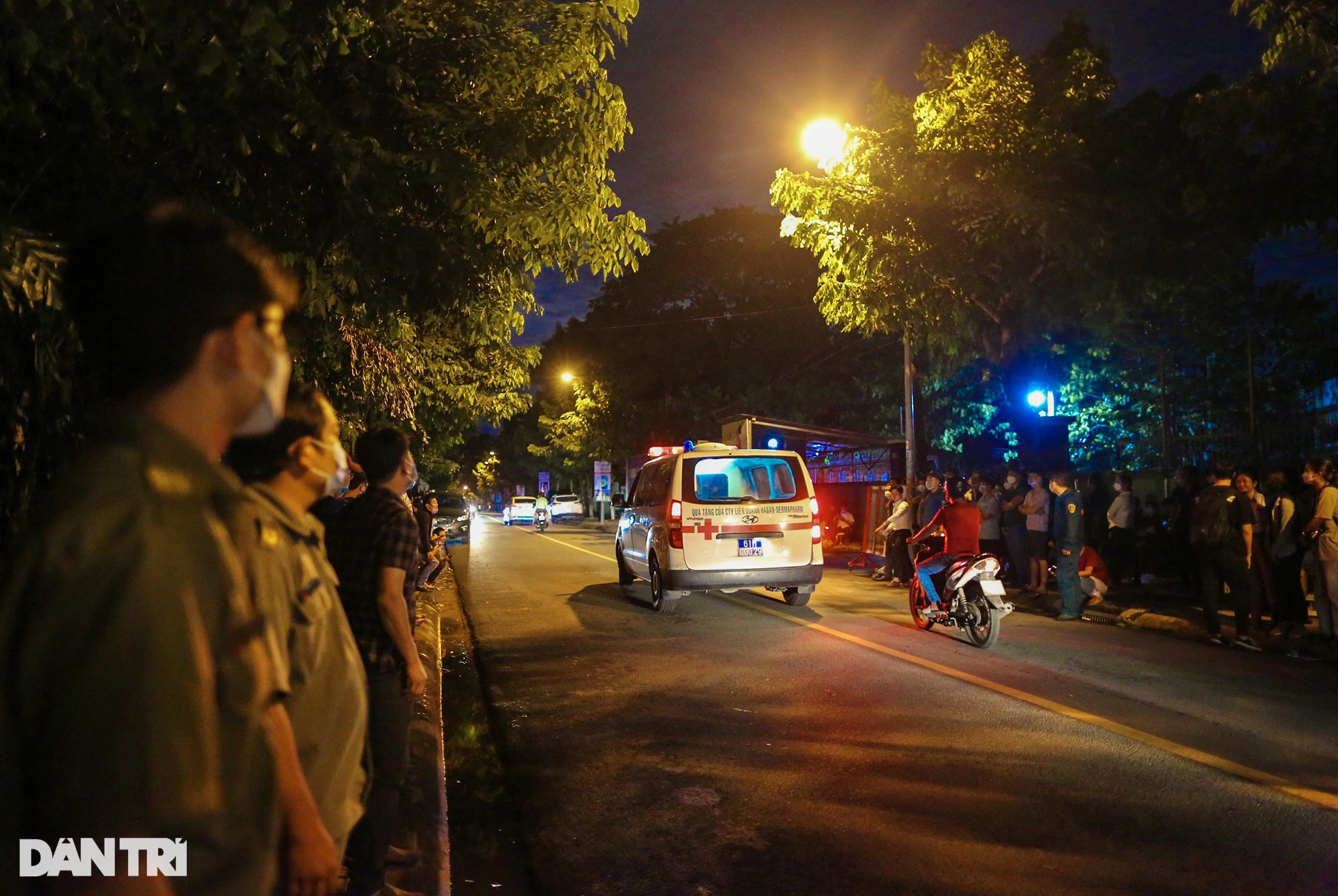 Vụ cháy 33 người chết: Người nhà nạn nhân ôm di ảnh chờ trước bệnh viện - 1