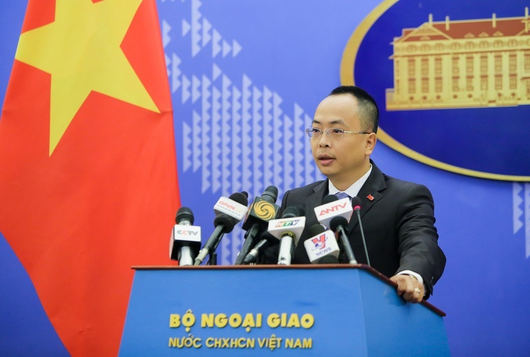 Bộ Ngoại giao trả lời việc người dân phải xếp hàng xuyên đêm ở Cục Lãnh sự - 1 Bộ Ngoại giao trả lời việc người dân phải xếp hàng xuyên đêm ở Cục Lãnh sự - 1