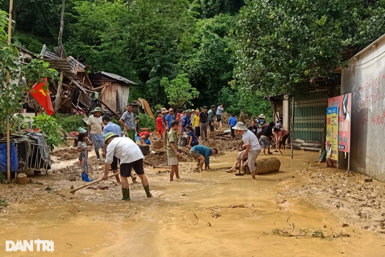 Sơ tán khẩn cấp hàng trăm người do mưa lũ, sạt lở - 8