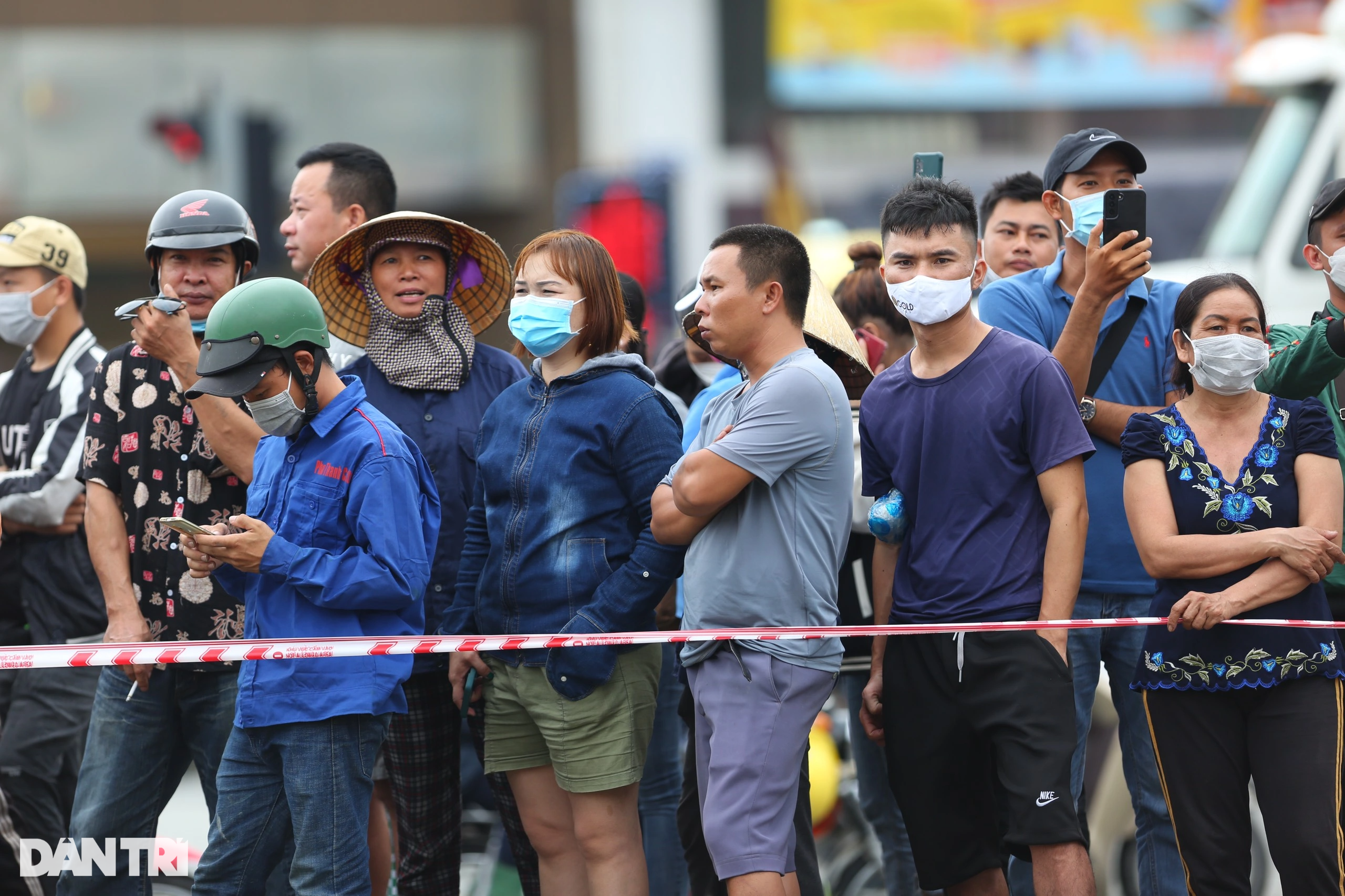 Vụ cháy 33 người chết: Người nhà nạn nhân ôm di ảnh chờ trước bệnh viện - 15